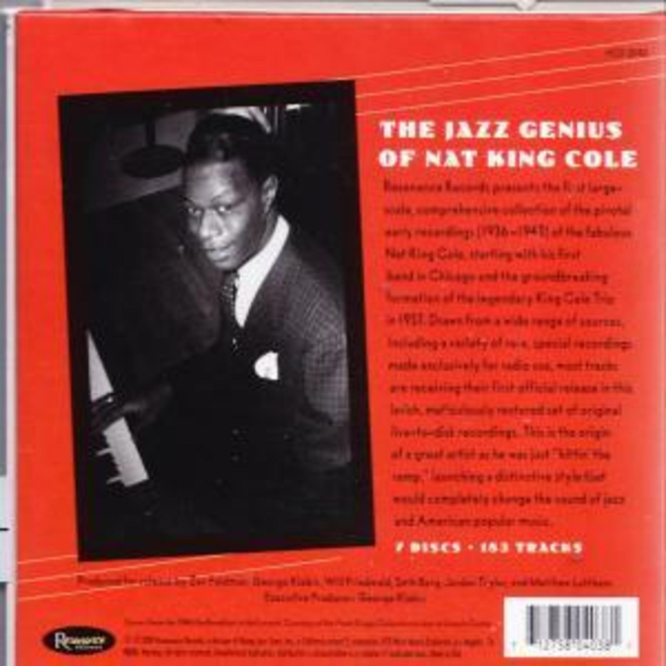 Nat King Cole Jazz Genius 2 CD's 163 nummers Zwart-witfoto van een man aan een piano.