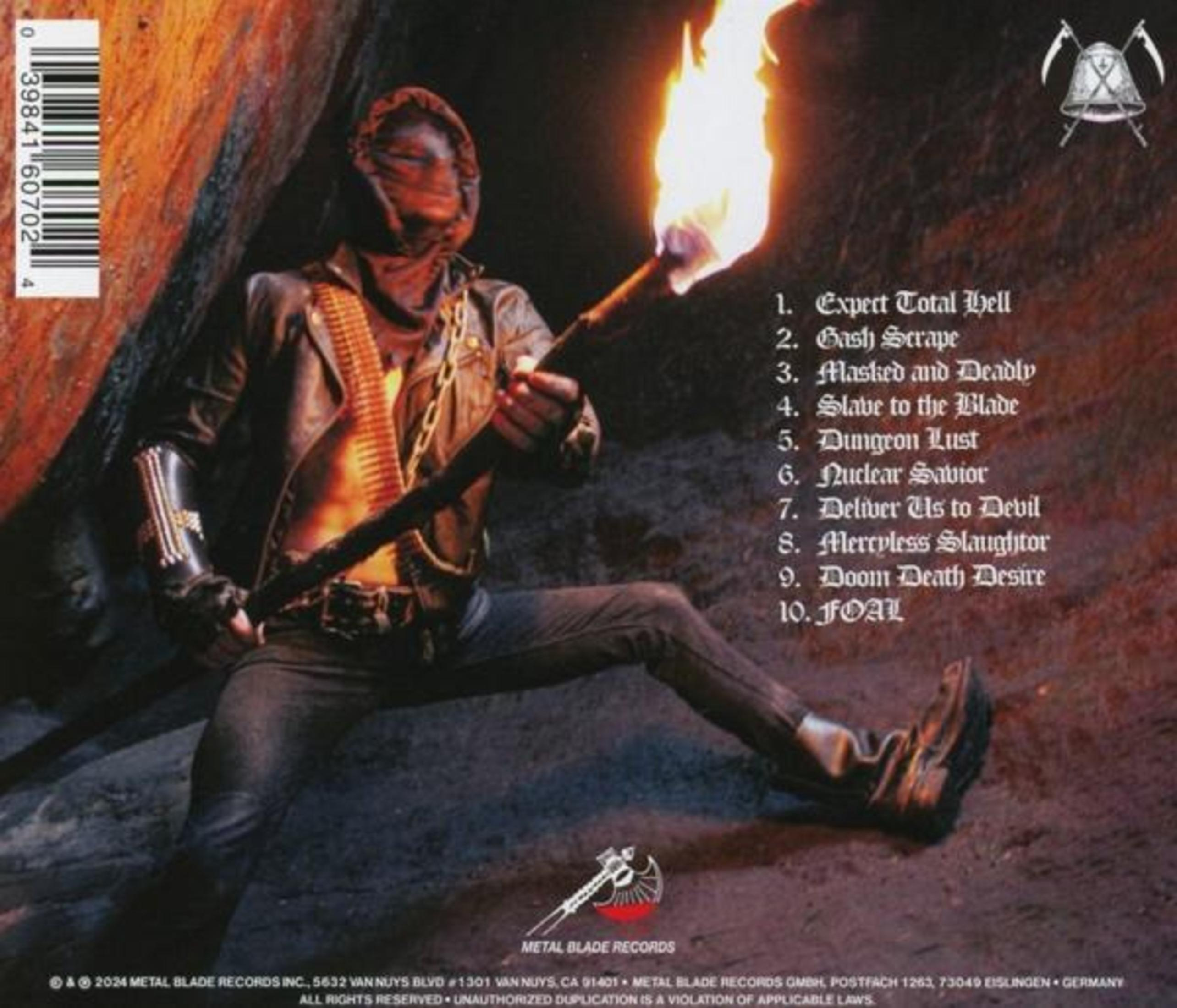 Uomo con torcia accesa in grotta oscura, logo band.