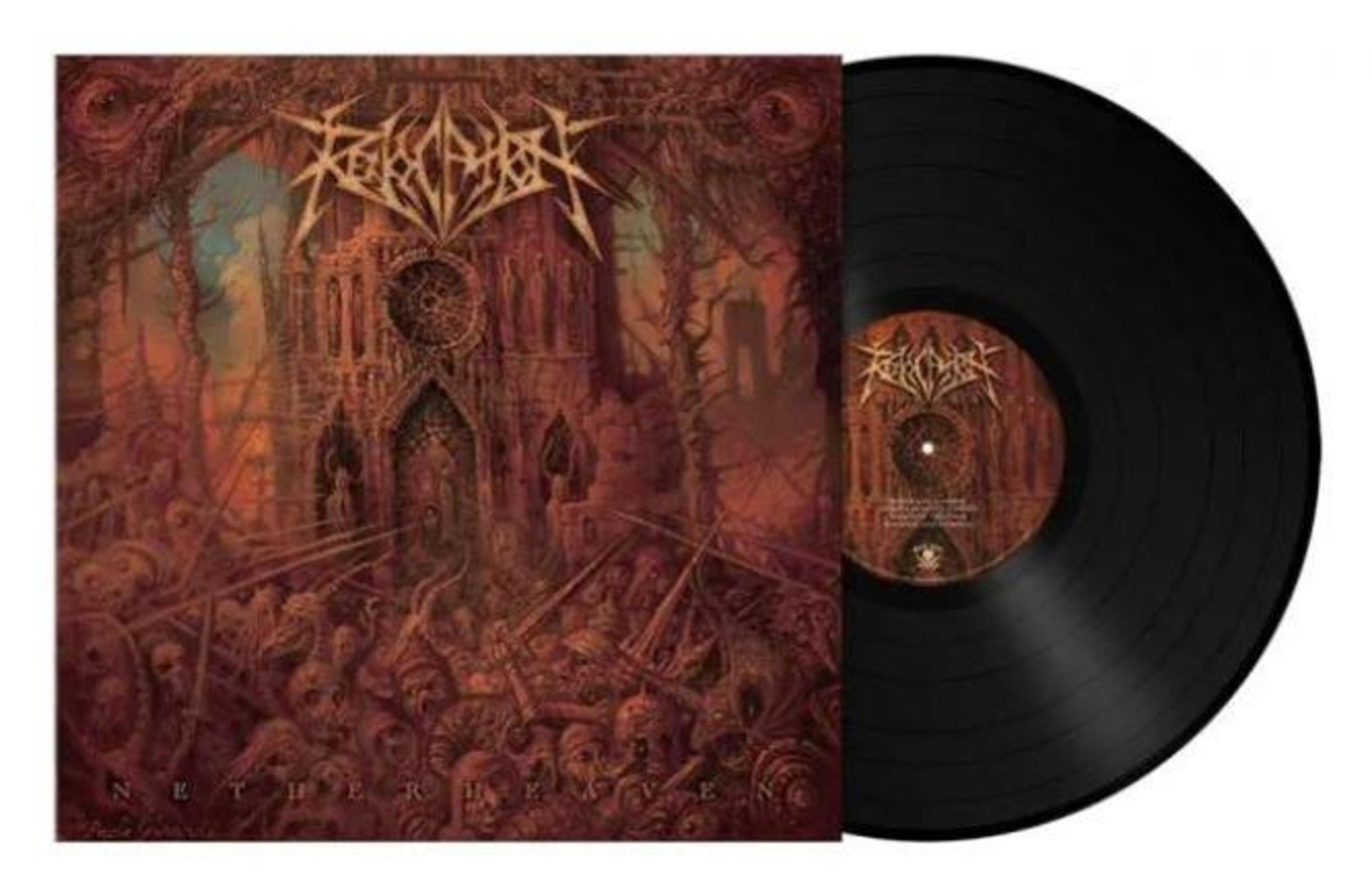 Disco in vinile nero accanto a una copertina di album con arte dark fantasy.