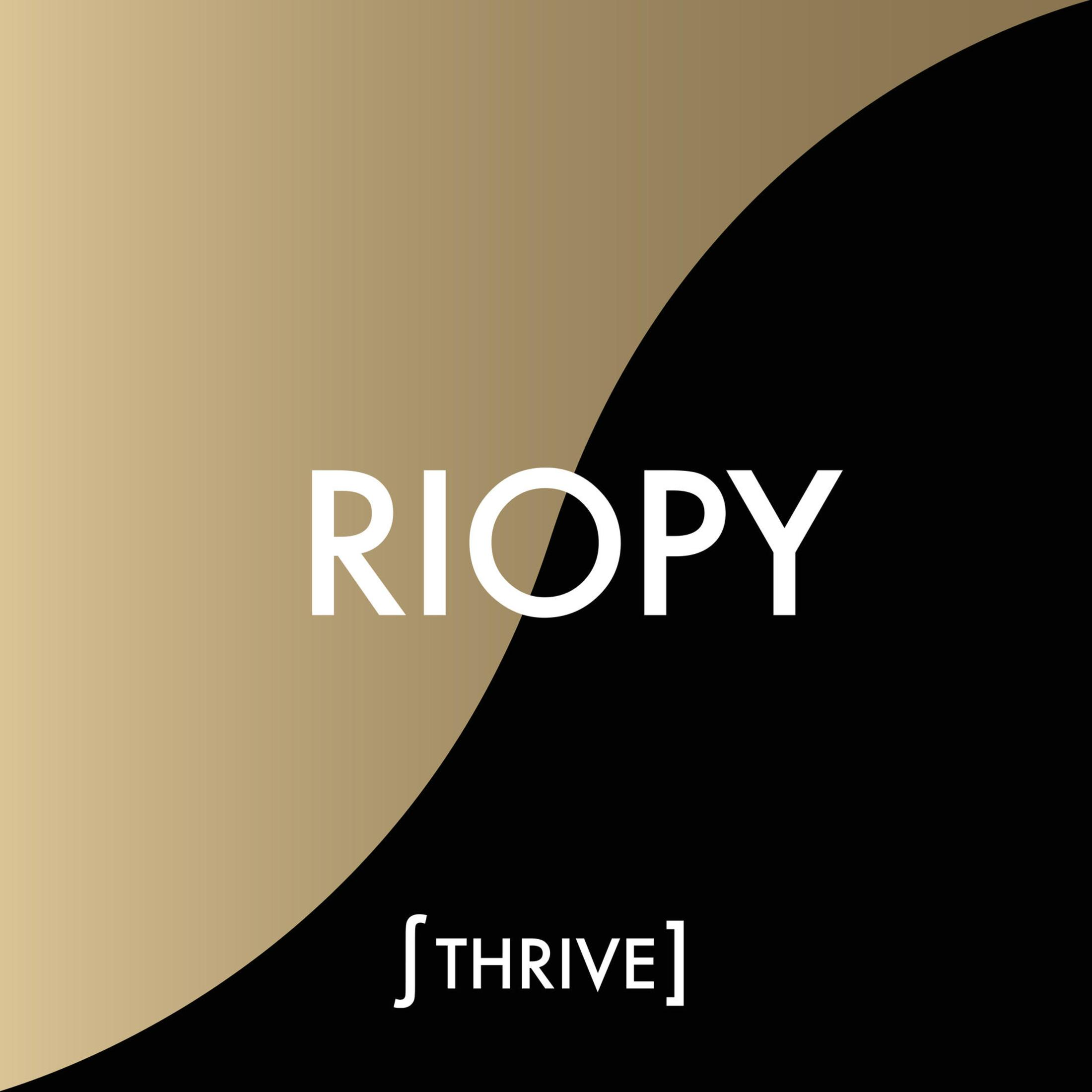 RIOPY e [THRIVE] su sfondo oro e nero.