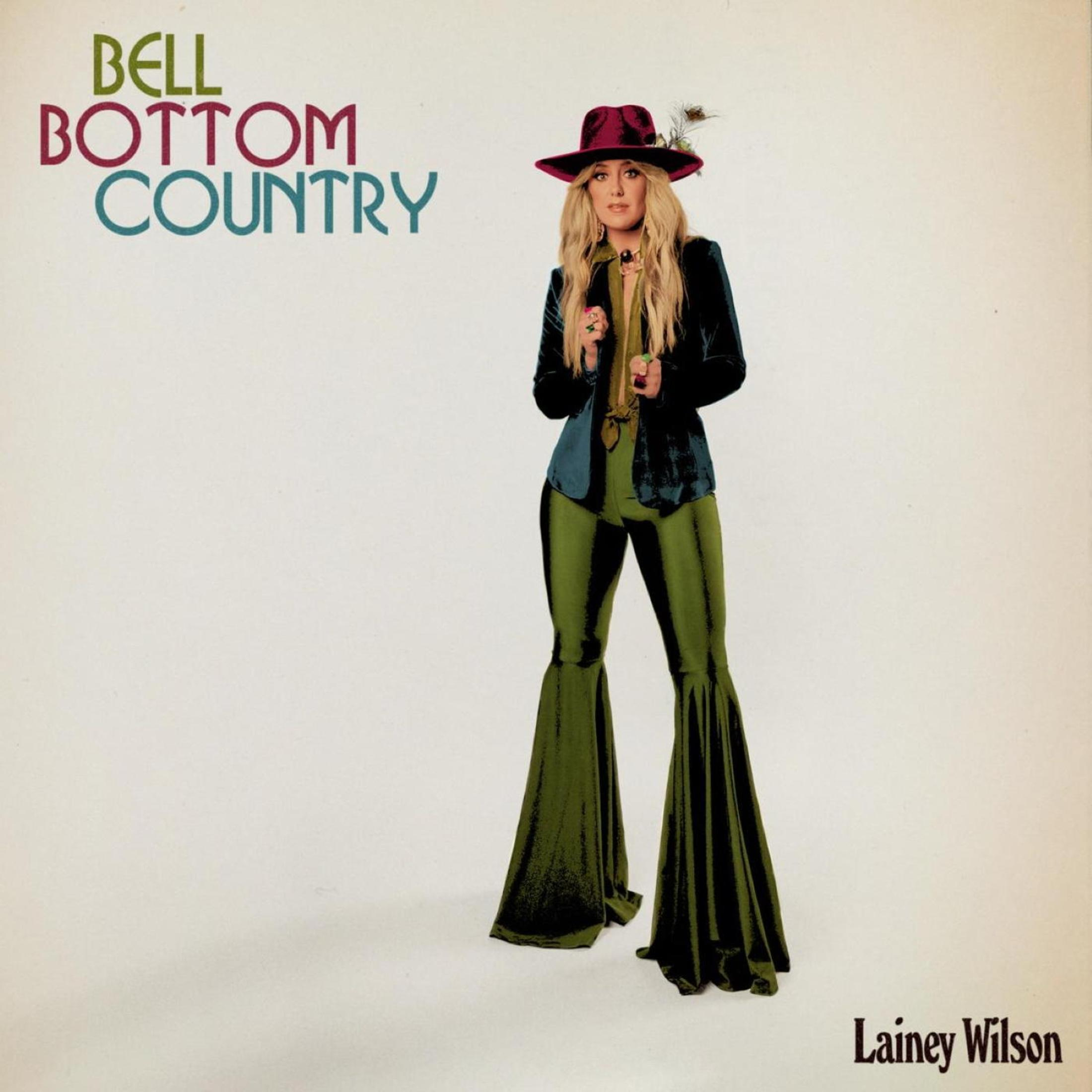 Lainey Wilson con Bell Bottom Country, indossa un cappello rosso e pantaloni a zampa verde.