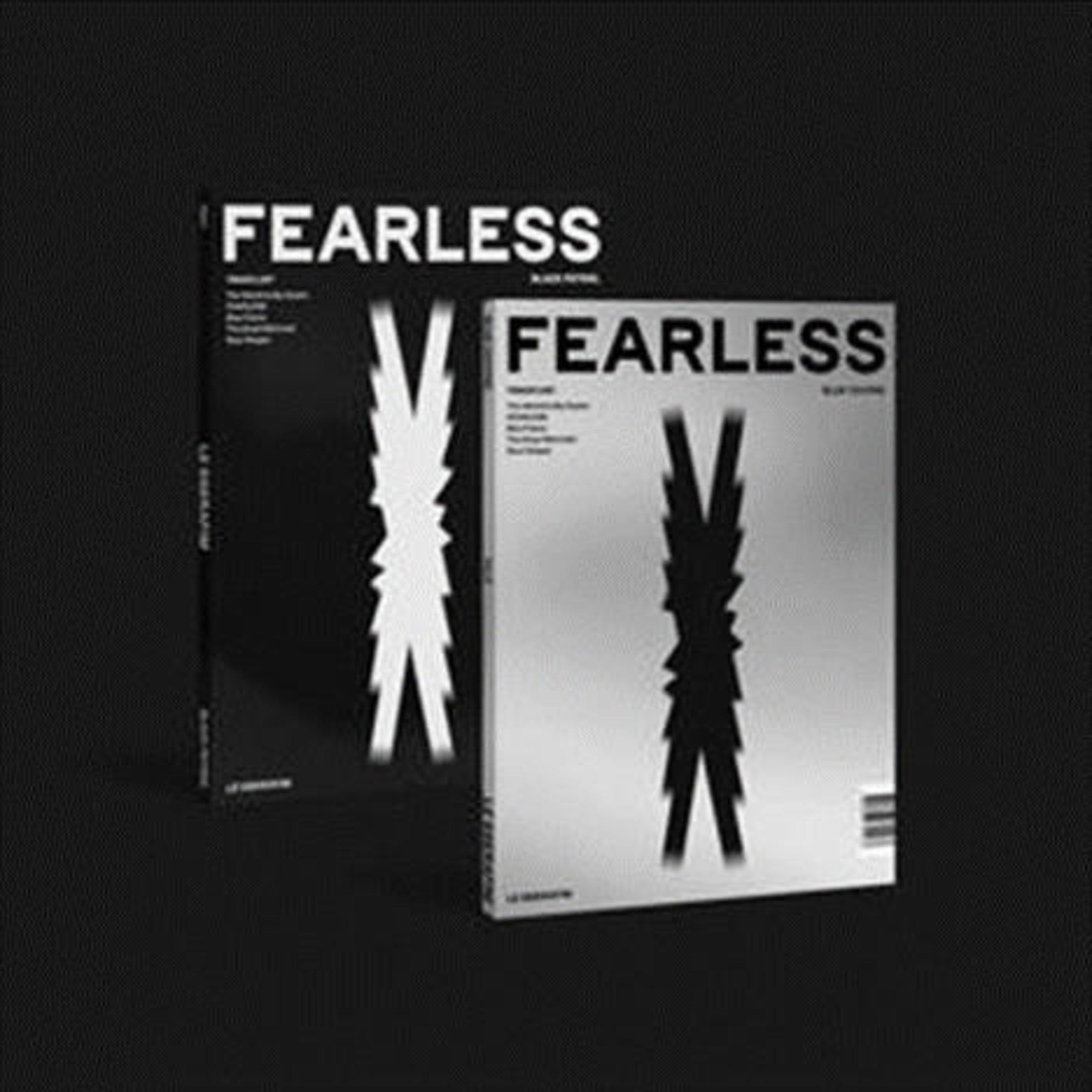 Due libri neri con testo bianco "FEARLESS" e un motivo seghettato.