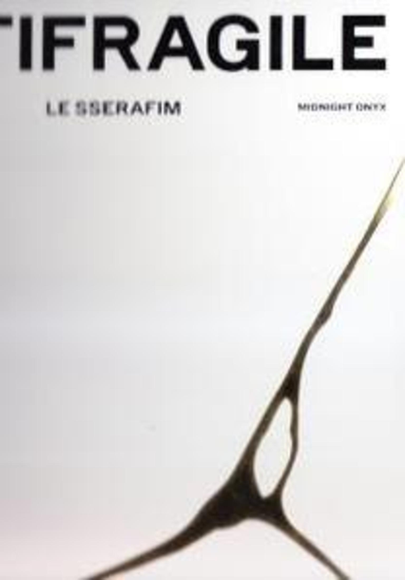 Testo nero 'TIFRAGILE' con 'LE SSERAFIM' e 'MIDNIGHT ONYX'.