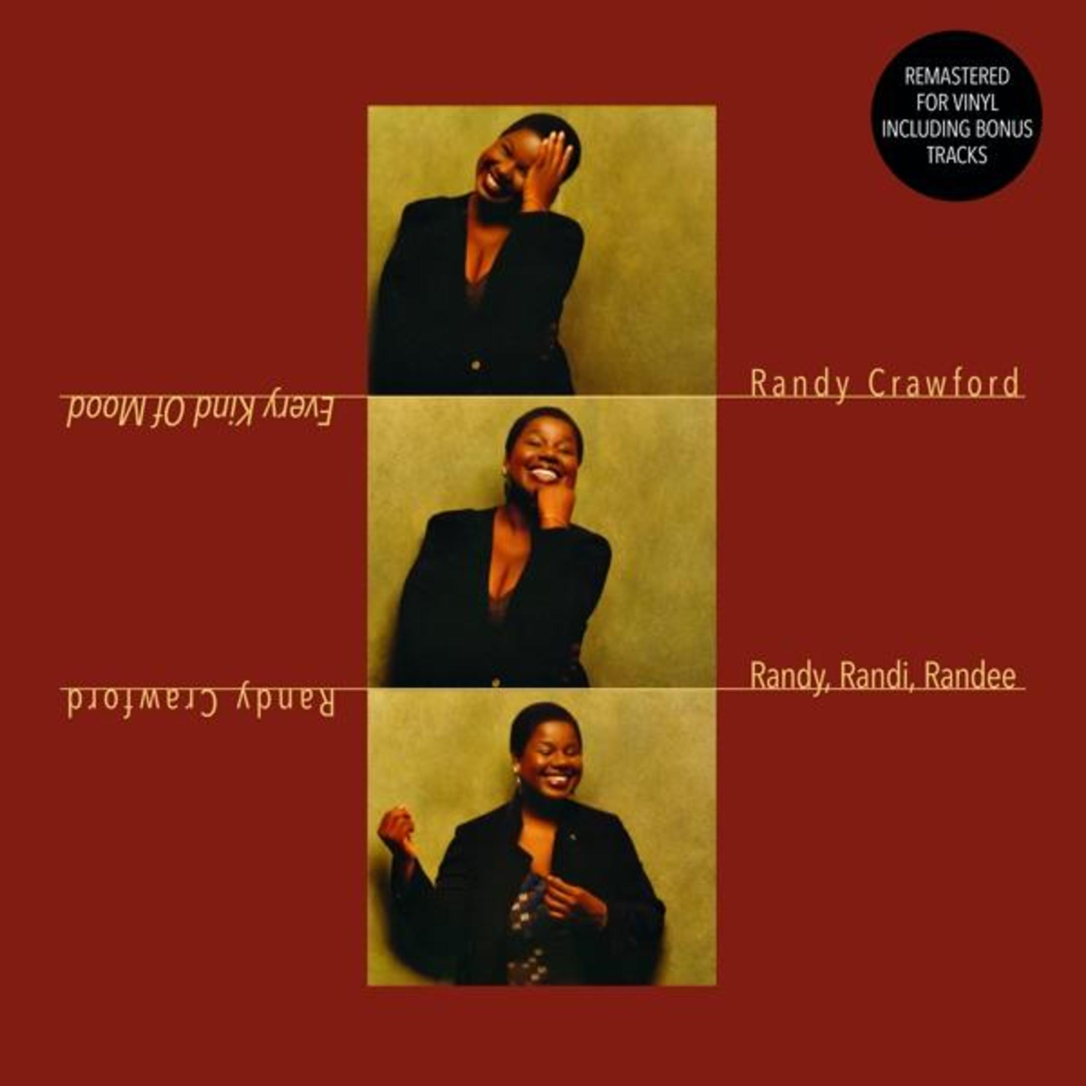 Tre ritratti di Randy Crawford su sfondo rosso. Include cerchi neri con testo.