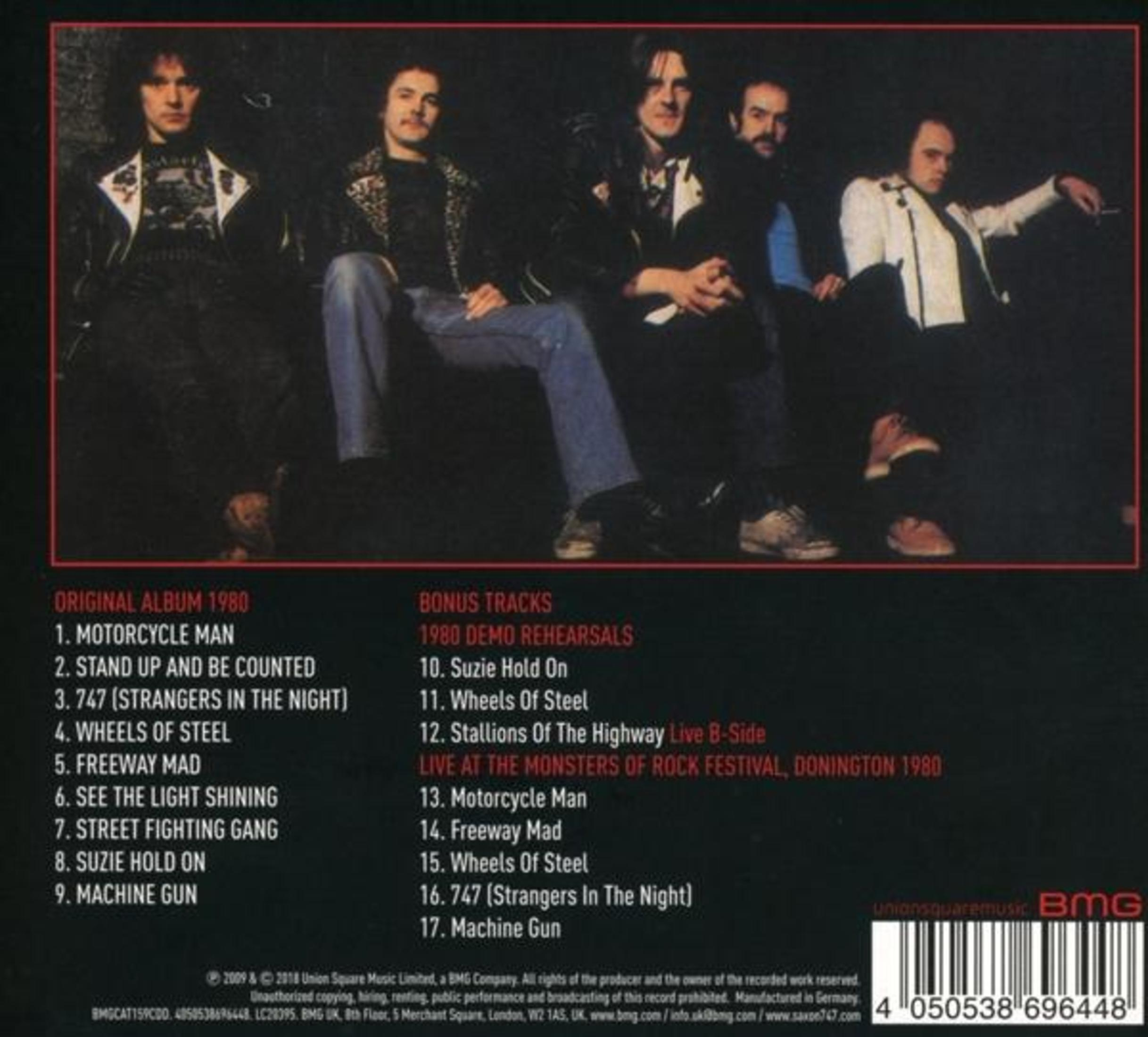 Cinque uomini posano per la copertina di un album, con elenco brani sotto.