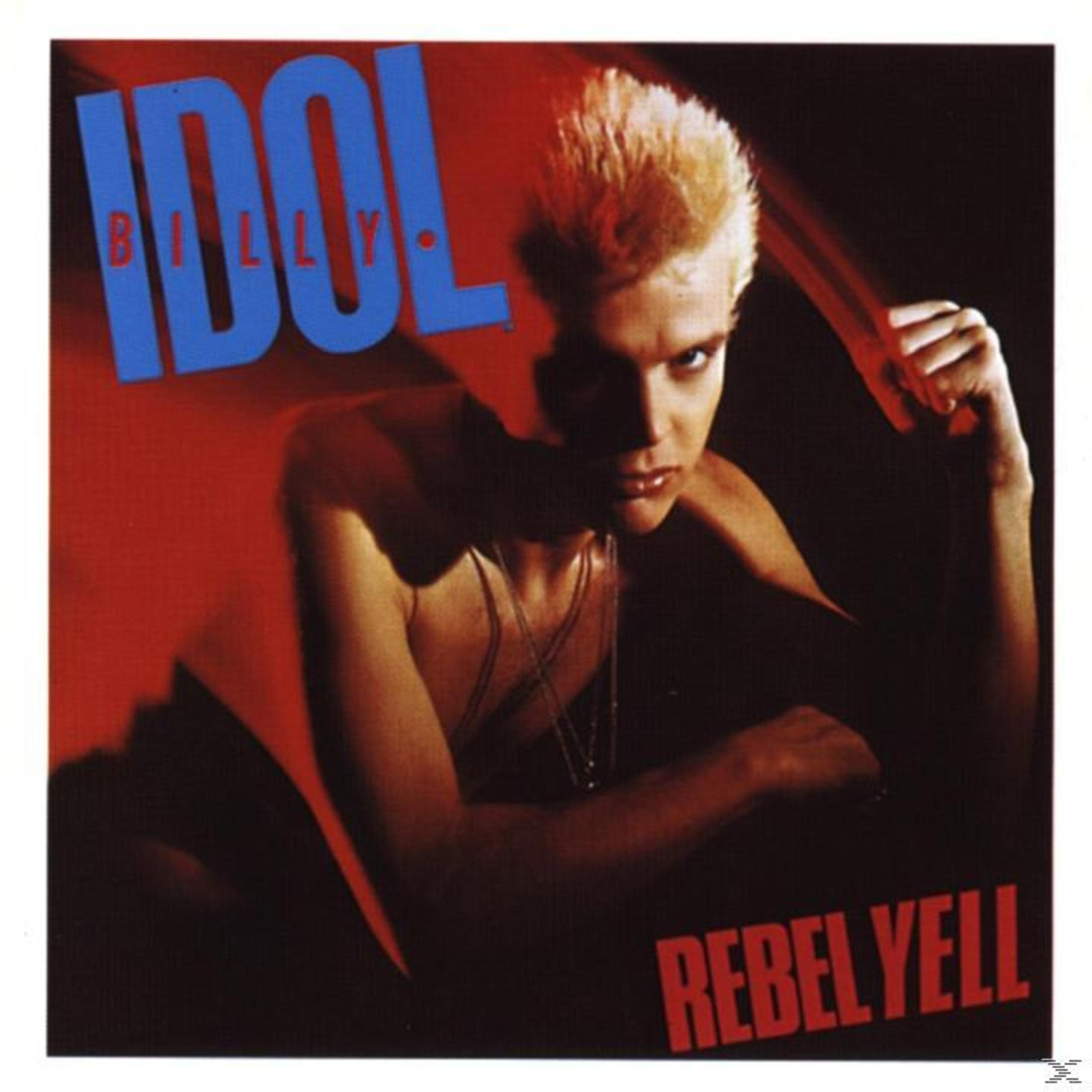 Billy Idol con capelli biondi colpisce in avanti su sfondo rosso.