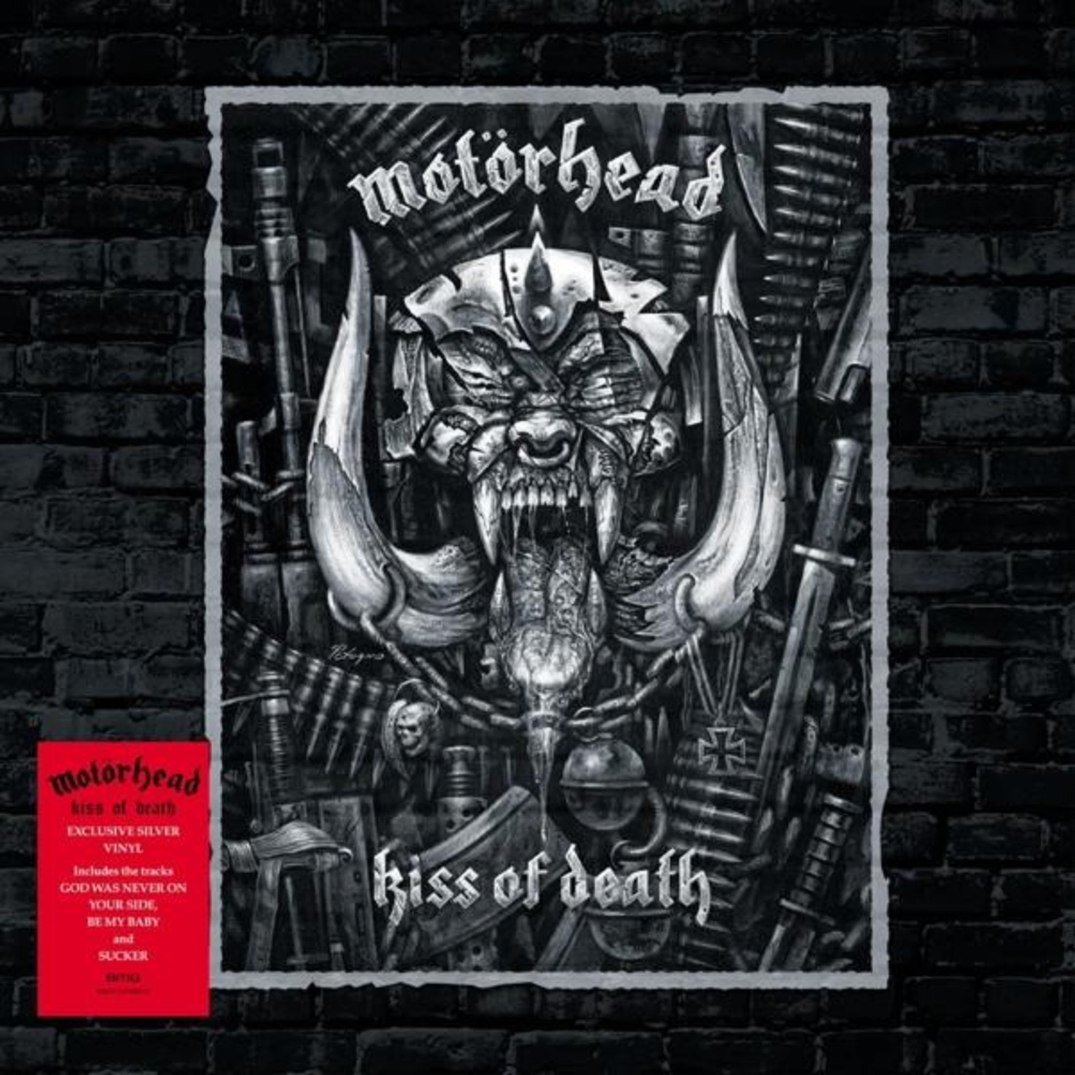Motörhead albumhoes: schedel, wapens en kogels op zwarte achtergrond.