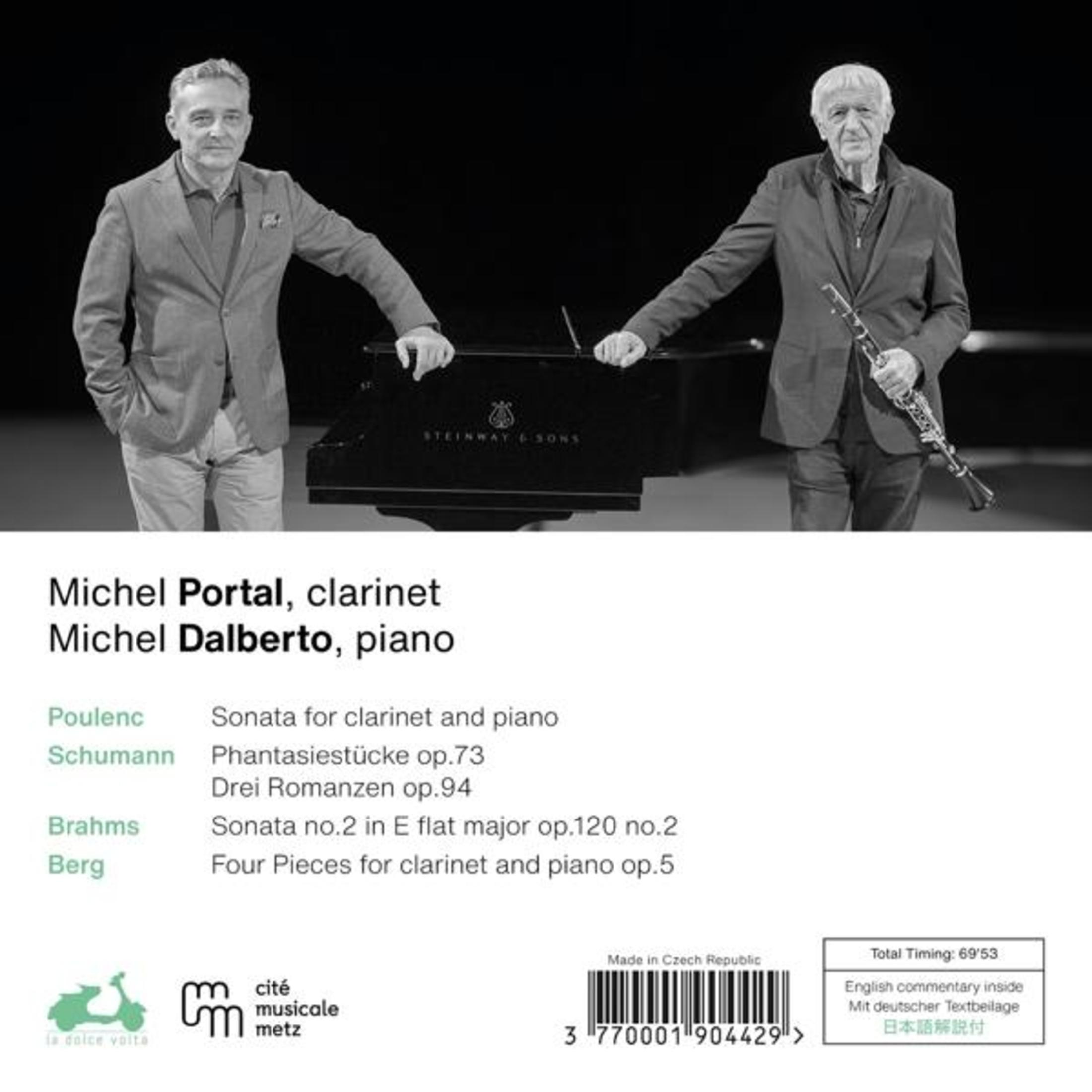 Due uomini vicino a un pianoforte. Uno tiene un clarinetto. Elenco brani visibile.