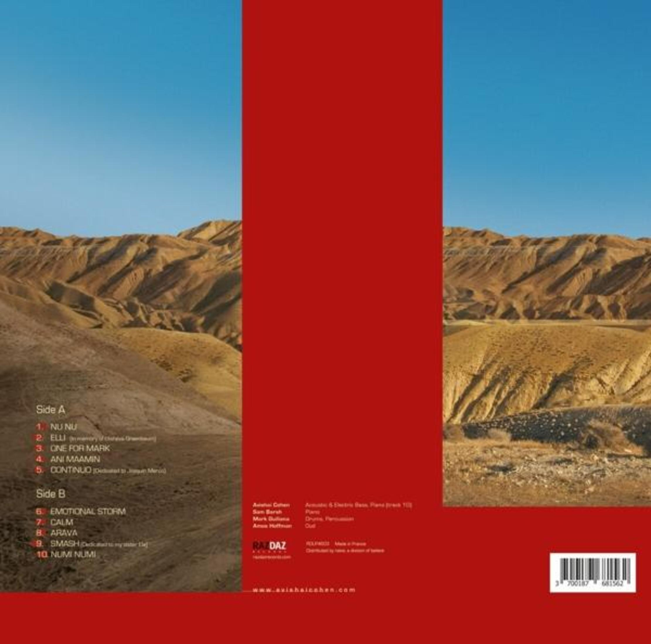 Paesaggio desertico con cielo azzurro e lista tracce, incorniciato in rosso.