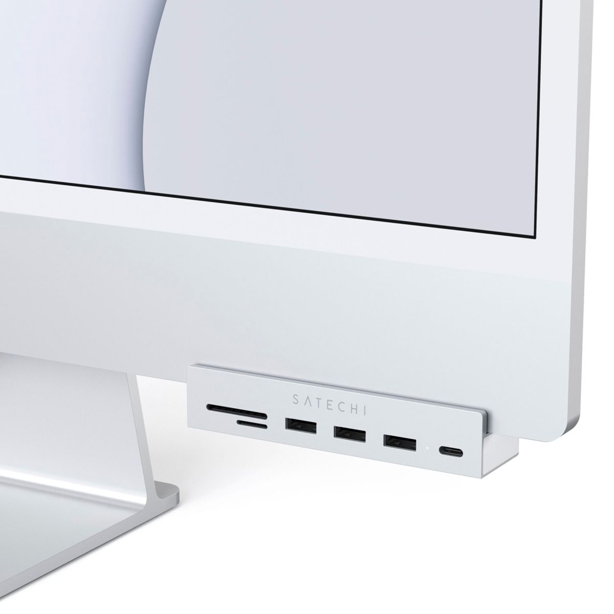 Un dock Satechi con slot SD, 3 porte USB-A e 1 porta USB-C su un iMac bianco.