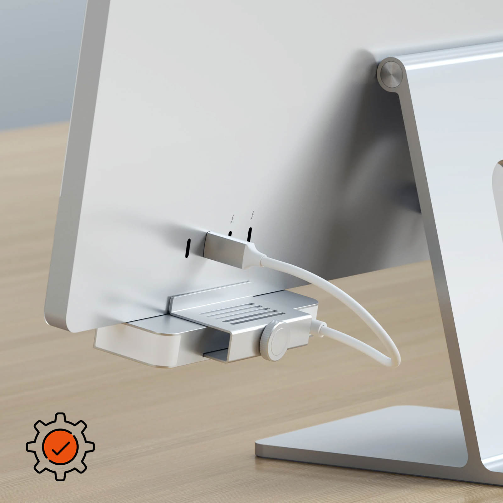 Ein silbernes Ladekabel ist in einen weißen Computer eingesteckt.