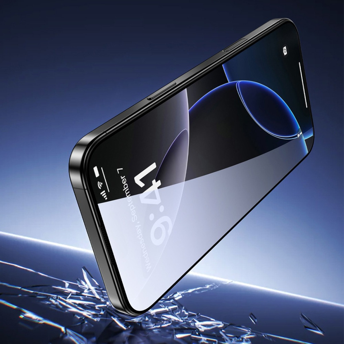 Uno smartphone nero con schermo rotto su sfondo blu.