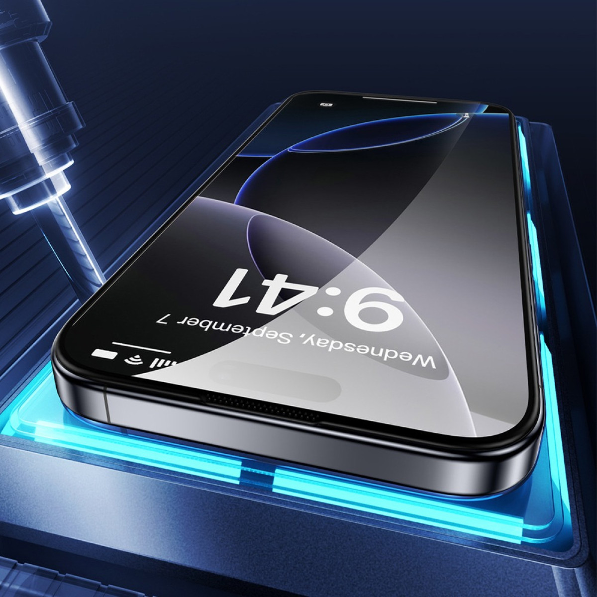 Uno smartphone nero poggia su una base di ricarica blu luminosa.