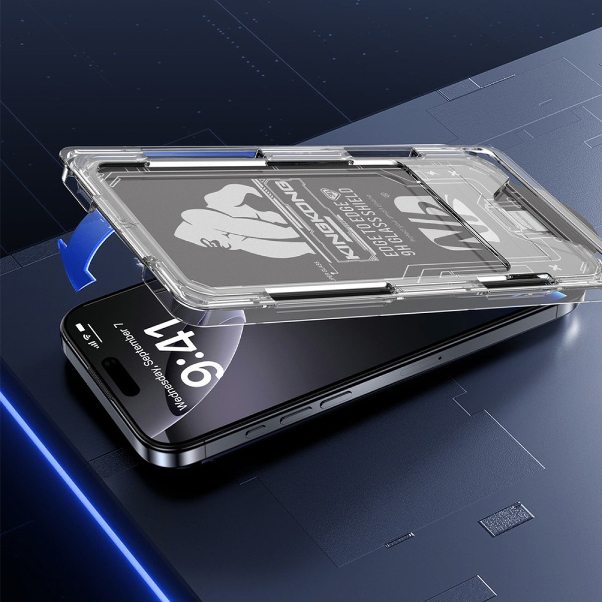 Una copertura trasparente per custodia del telefono viene posizionata su uno smartphone che mostra l'ora.