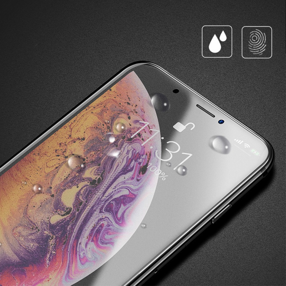 Schermo di smartphone con gocce d'acqua. L'ora visualizzata è 11:31.