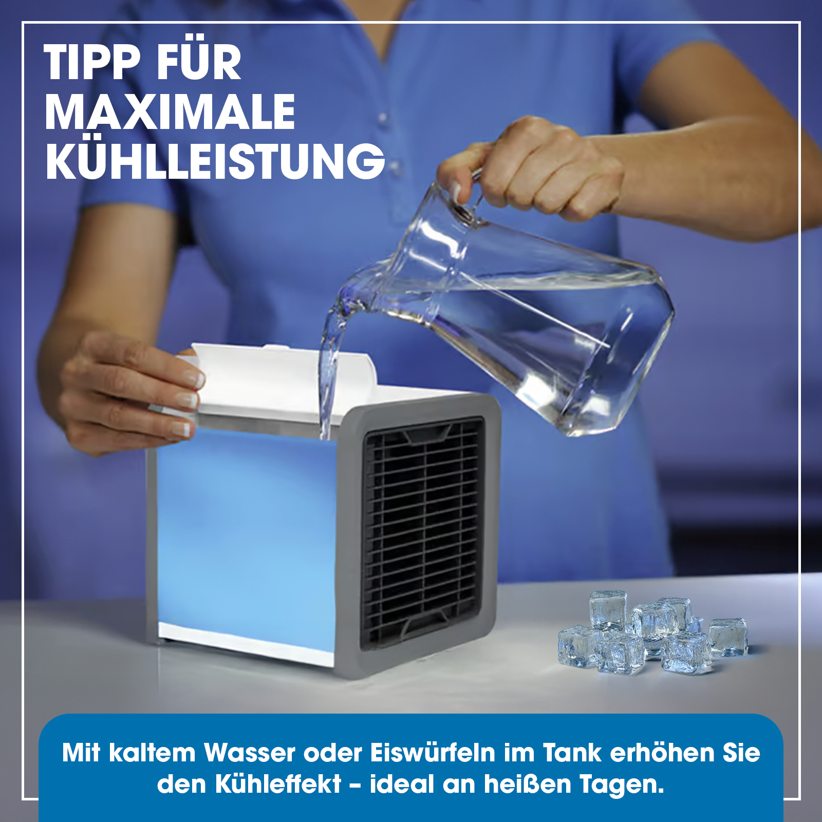 Eine Person gießt Wasser in einen tragbaren Kühler, Eiswürfel liegen daneben.