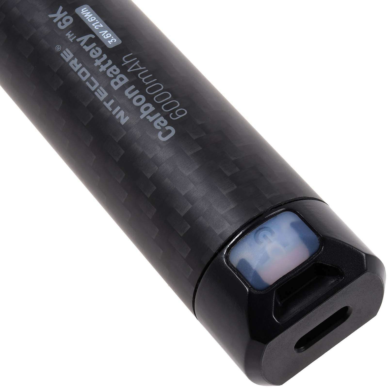 Schwarzer Zylinder mit Carbonmuster und einem blauen Knopf. Beschriftung: Nitecore Carbon Battery 6000mAh.