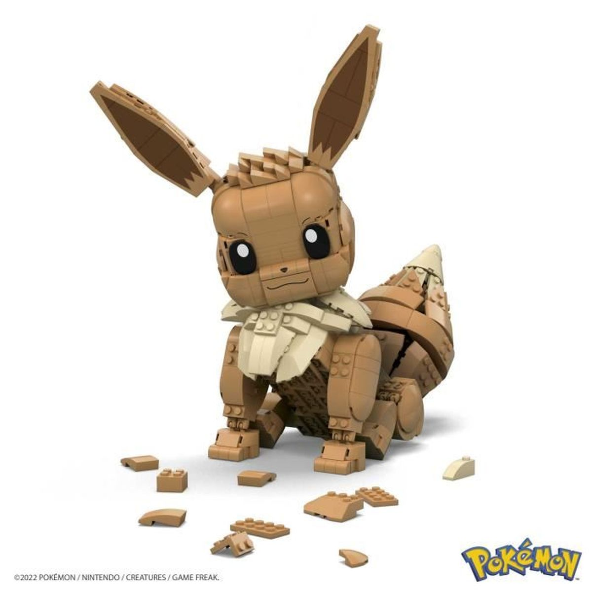 Ein braunes Lego Eevee Pokemon-Modell sitzt auf weißem Hintergrund mit verstreuten Lego-Steinen.