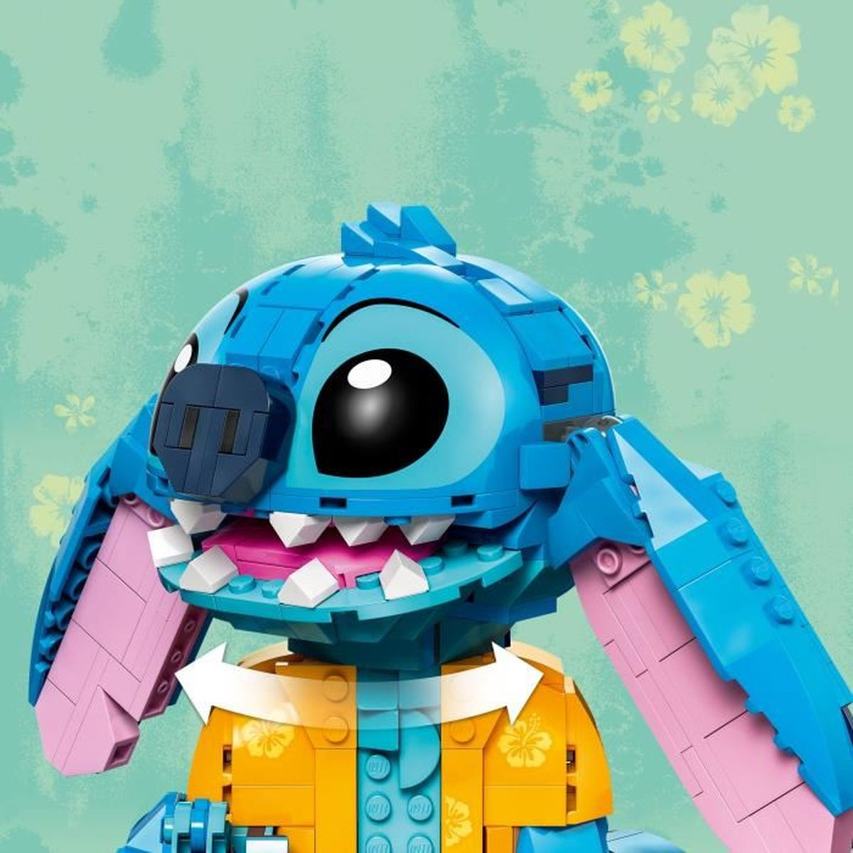 Niebieska figurka Lego Stitch w żółtej kamizelce, na zielonym tle.