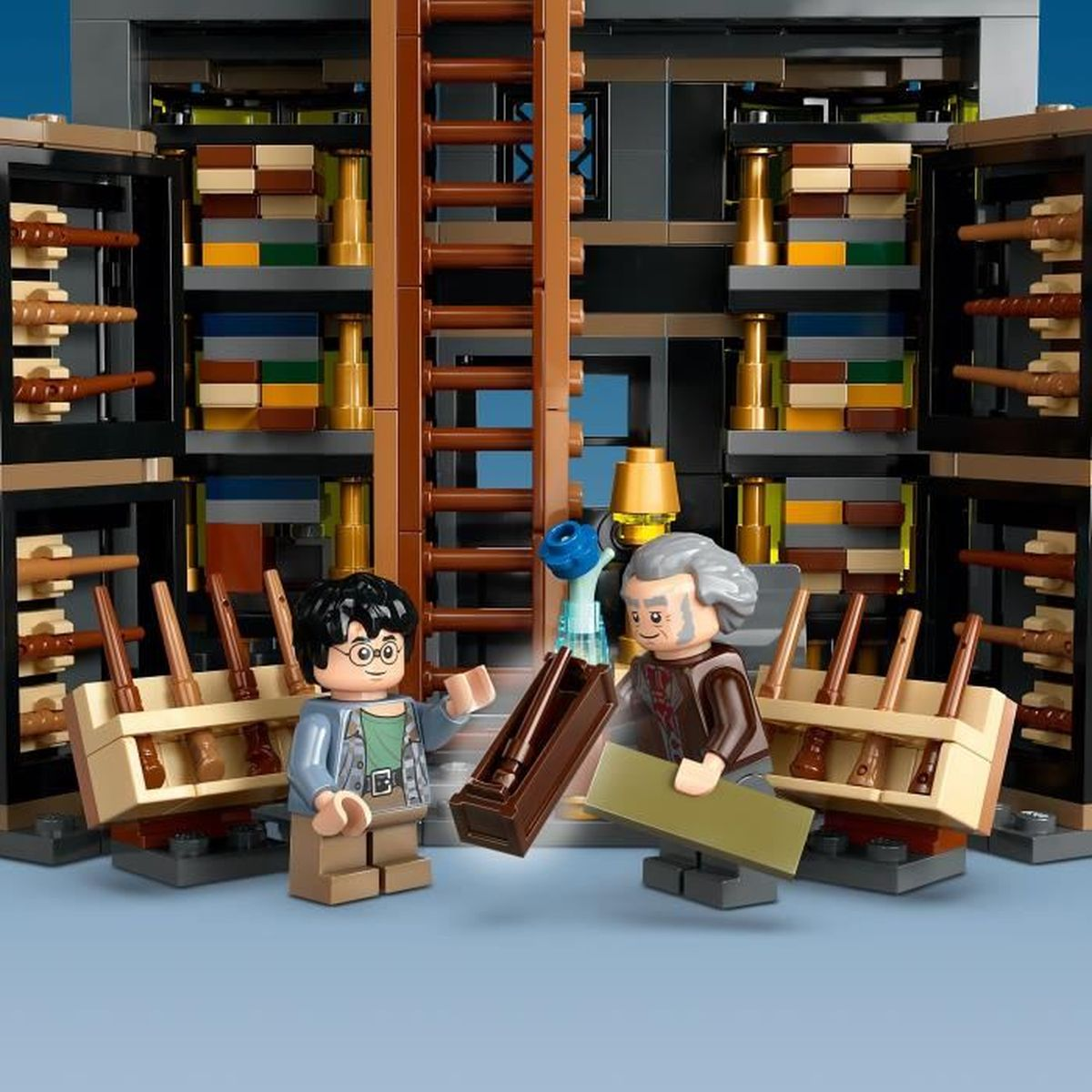 Due figure Lego davanti a una libreria con bacchette. Una scala accanto.