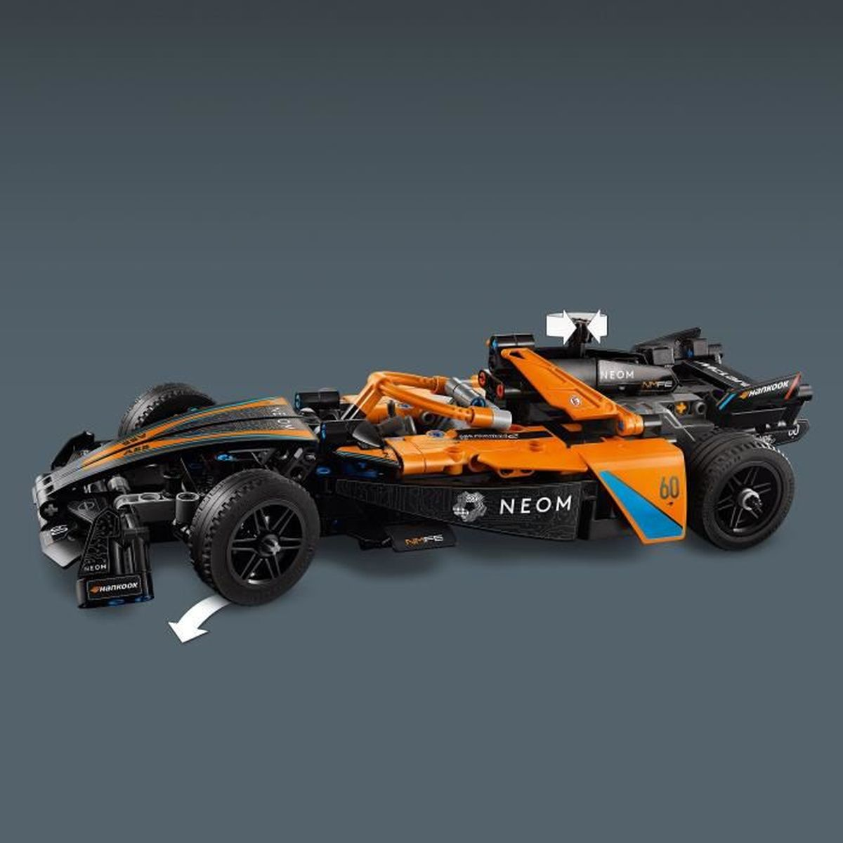 Ein orange-schwarzer Lego-Rennwagen mit der Nummer 60 und Sponsorenaufdrucken.