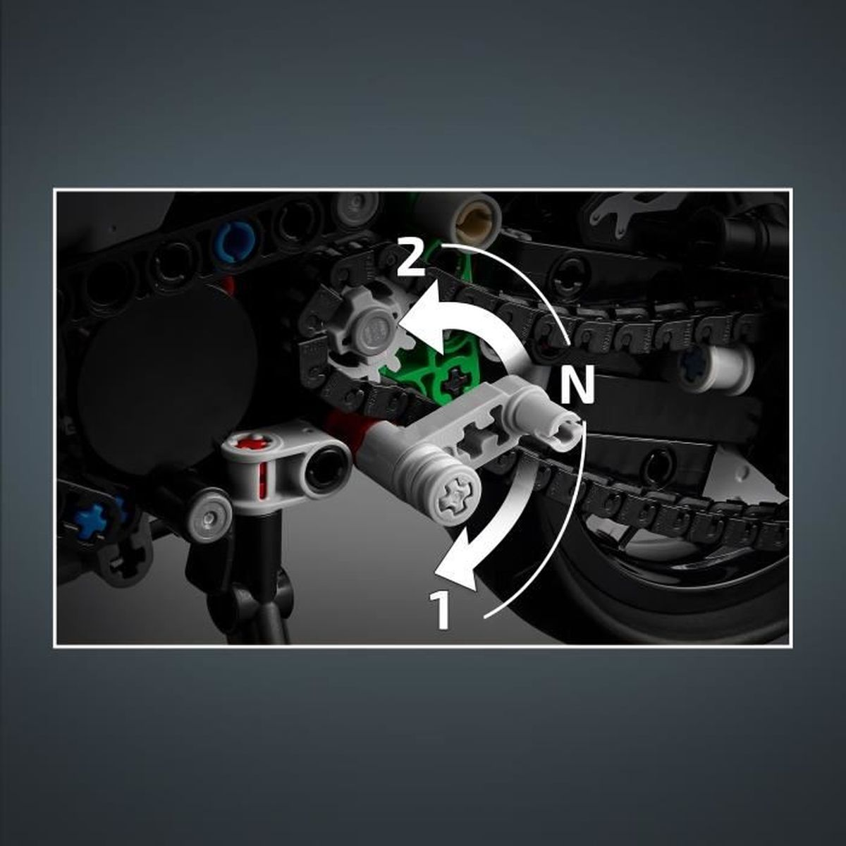 Zbliżenie na konstrukcję skrzyni biegów LEGO Technic pokazującą biegi 1, N i 2 ze strzałkami.