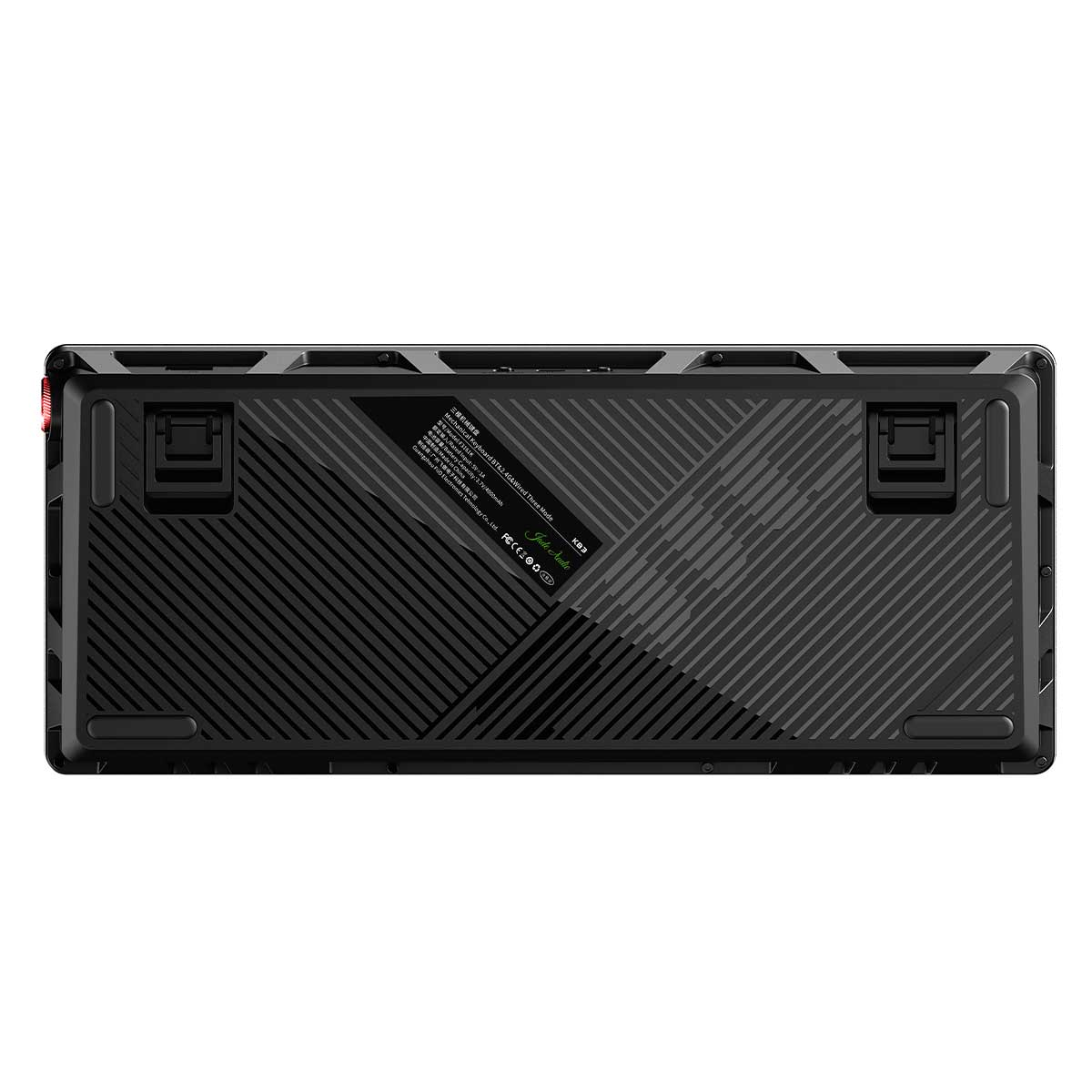Reverso de un teclado mecánico negro con patrón de rayas y texto.