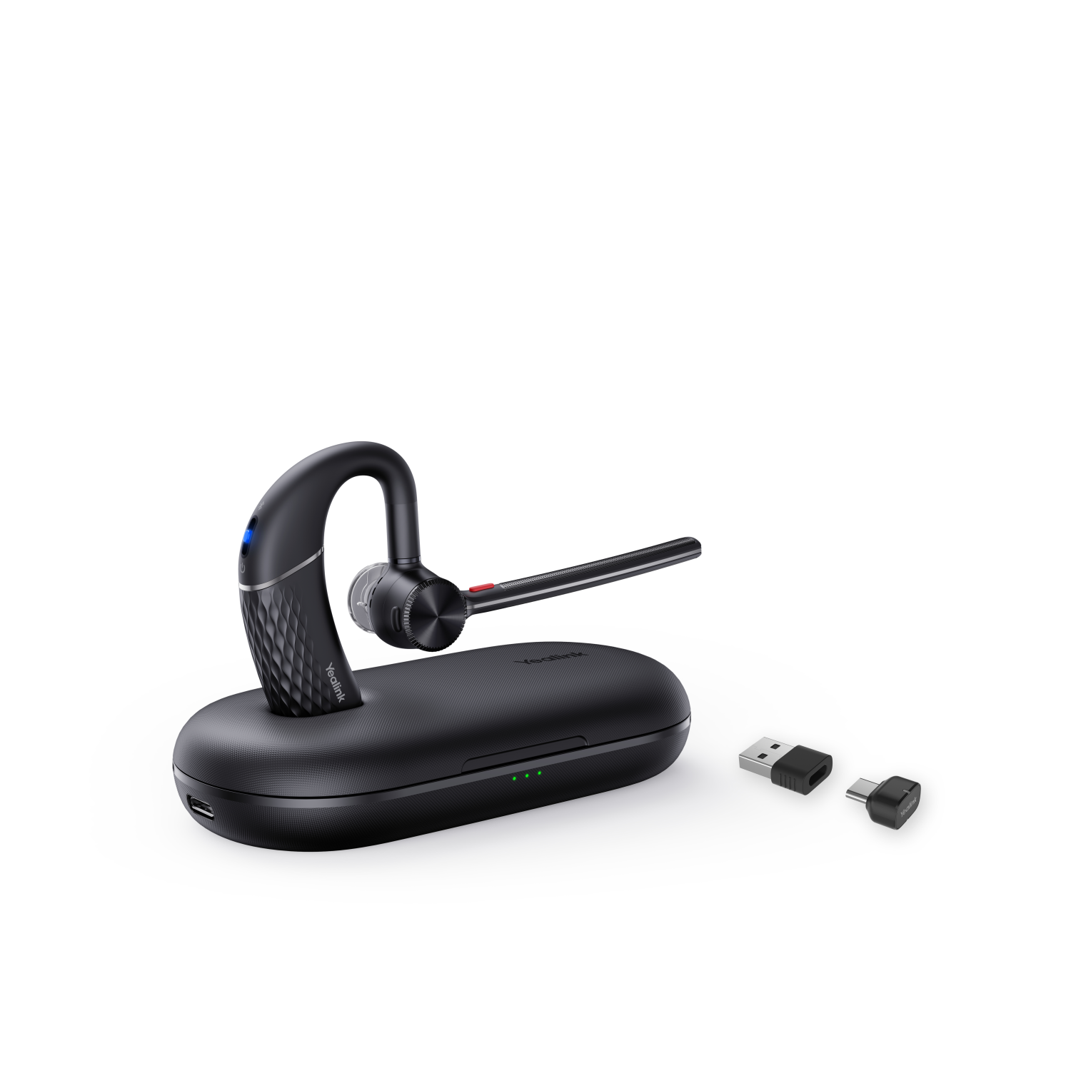 Un casque noir avec un étui de chargement et deux adaptateurs USB.