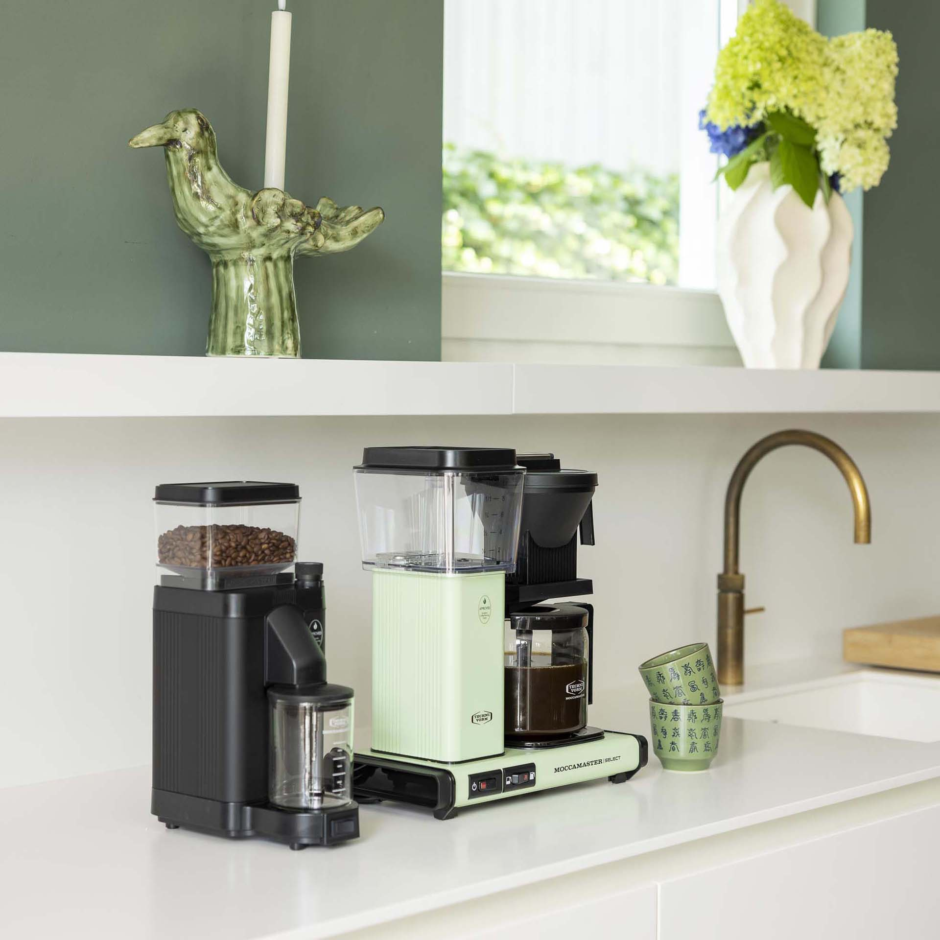 Eine Espressomaschine und ein Kaffeevollautomat auf einer Arbeitsplatte.