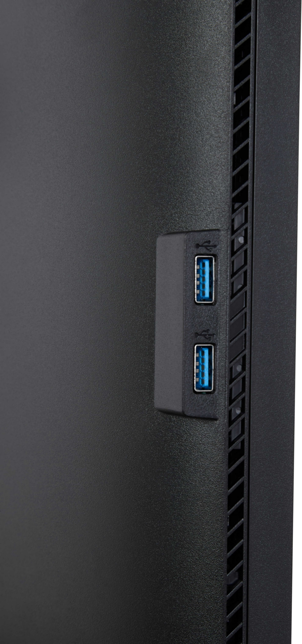 Close-up van twee blauwe USB 3.0-poorten op een zwarte computerkast.