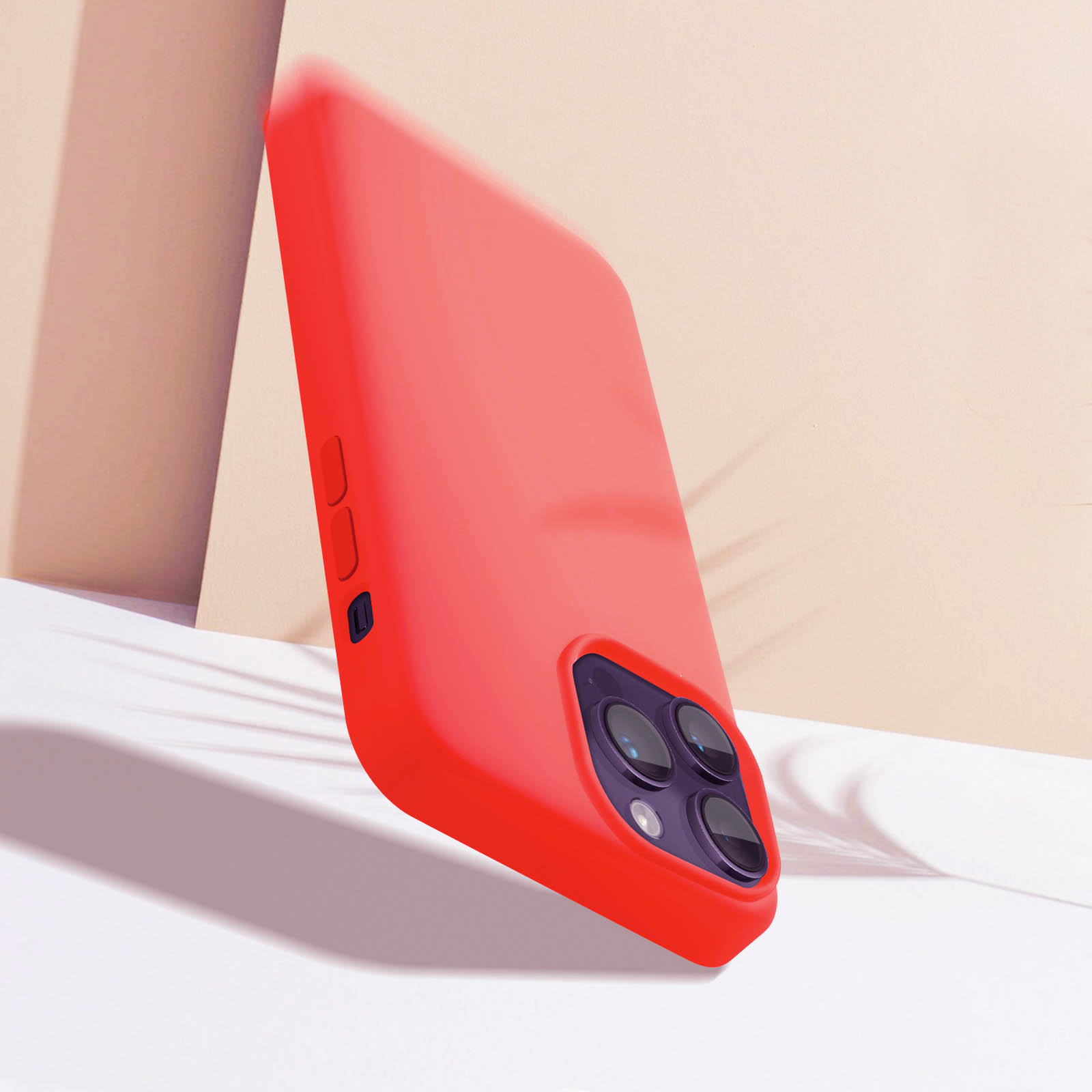 Rode telefoonhoes met cameramodule, staat op witte ondergrond.