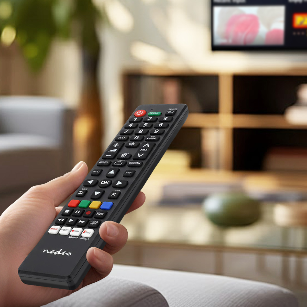 Dłoń trzyma czarny pilot z przyciskami i logo Nedis.