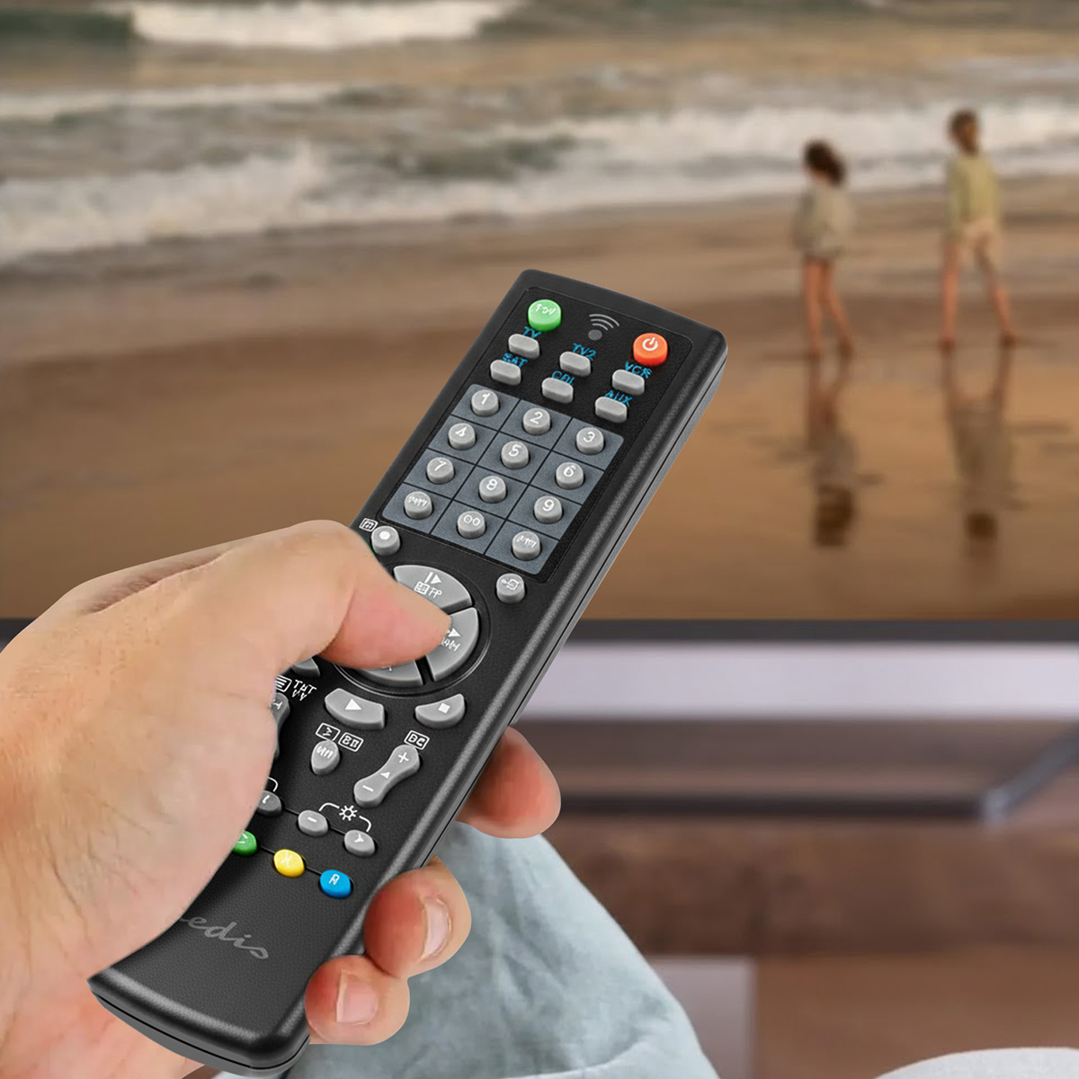 Dłoń trzyma czarny pilot przed rozmytym obrazem telewizora z plażą i dwiema osobami.