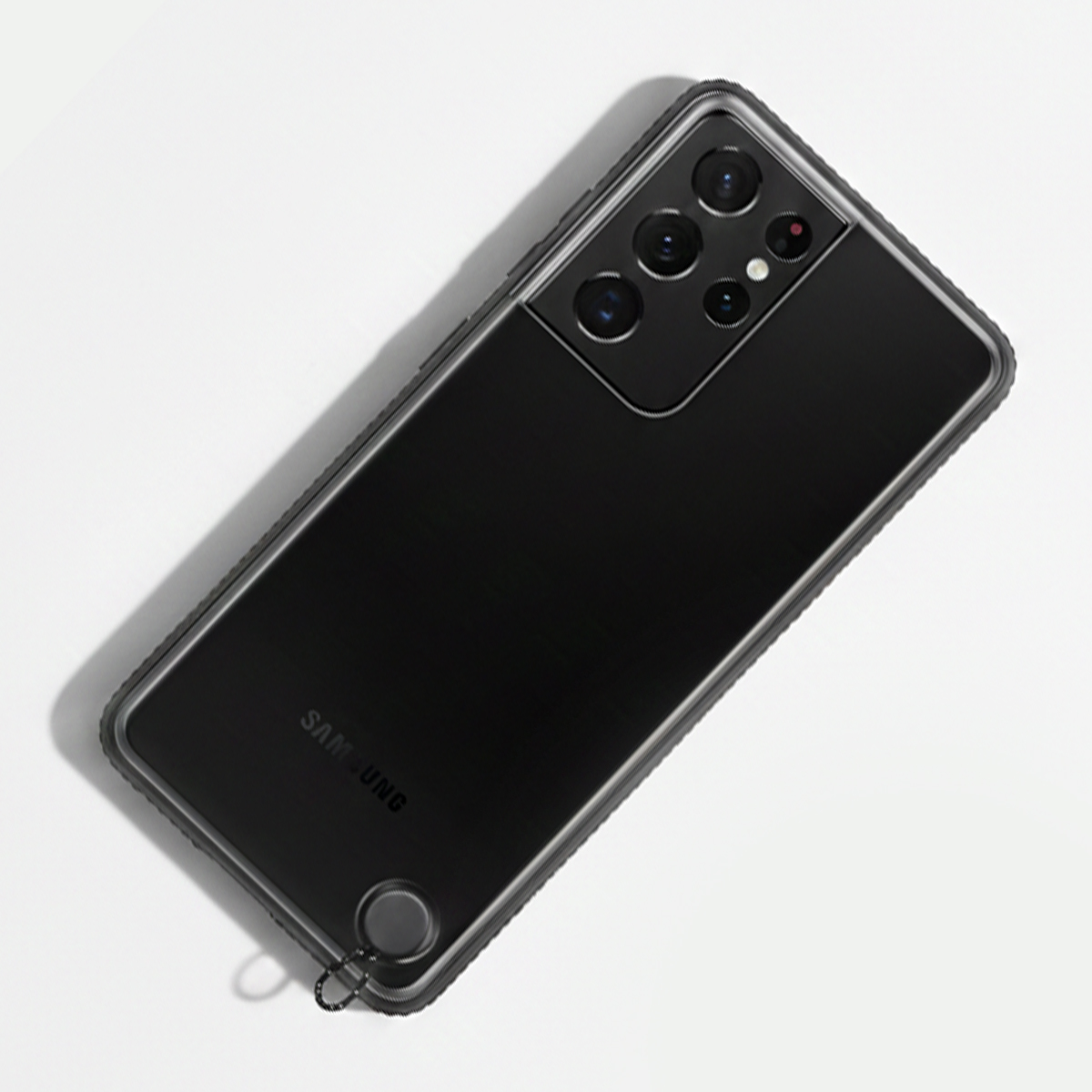Schwarzes Samsung Smartphone mit vier Kameras und Lanyard auf weißem Hintergrund.
