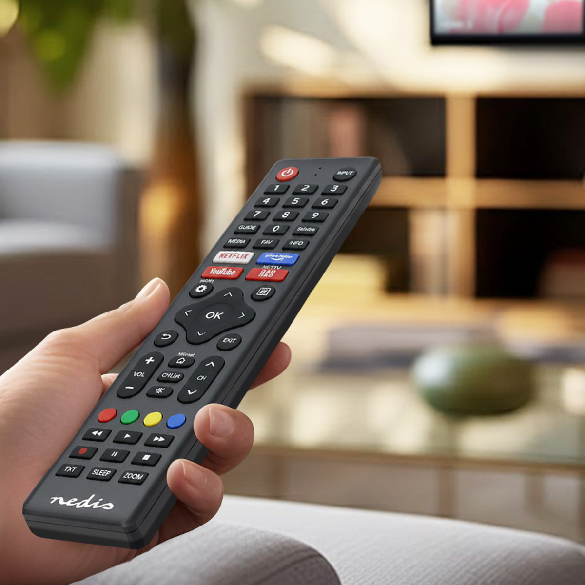 Dłoń trzyma pilot z przyciskami Netflix i YouTube.