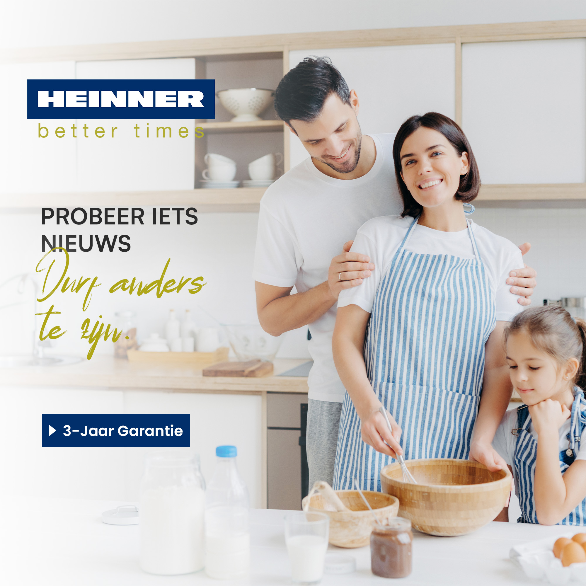 Eine Familie backt zusammen in einer hellen Küche. Ein Mann und eine Frau, beide mit Schürzen, und ein Kind.