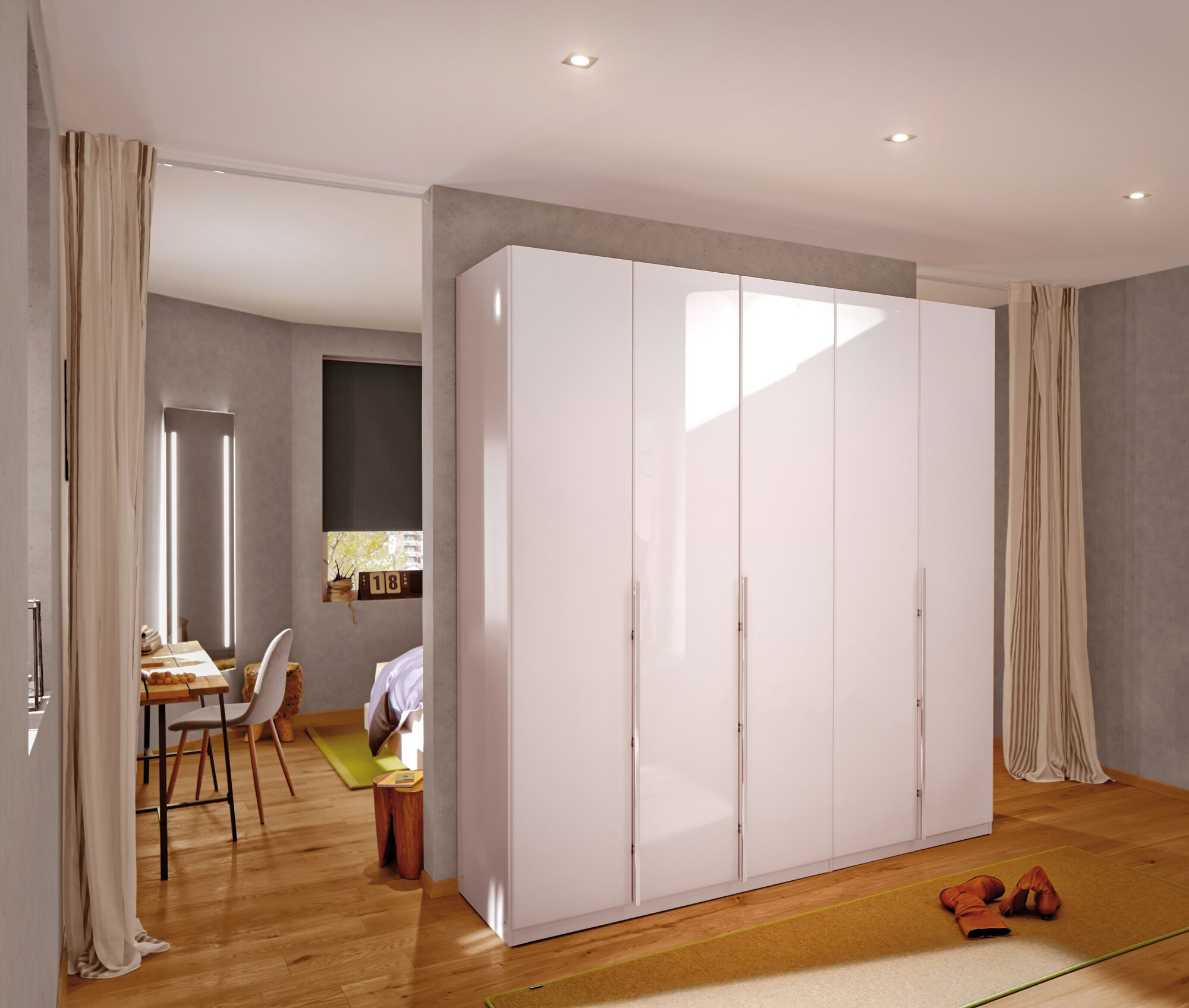 Ein Schlafzimmer mit einem weißen Kleiderschrank, Schreibtisch, Bett und Vorhängen.