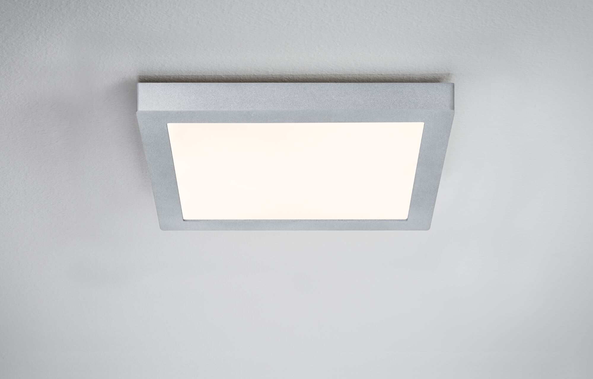Una plafoniera rettangolare con cornice argentata e diffusore illuminato.
