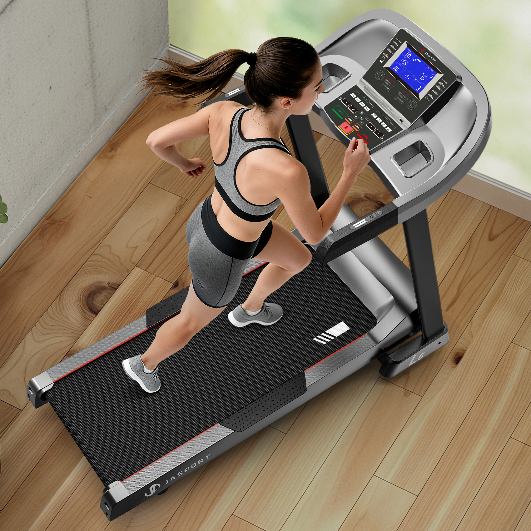Eine Frau läuft auf einem Laufband in einem Fitnessstudio mit Holzboden.