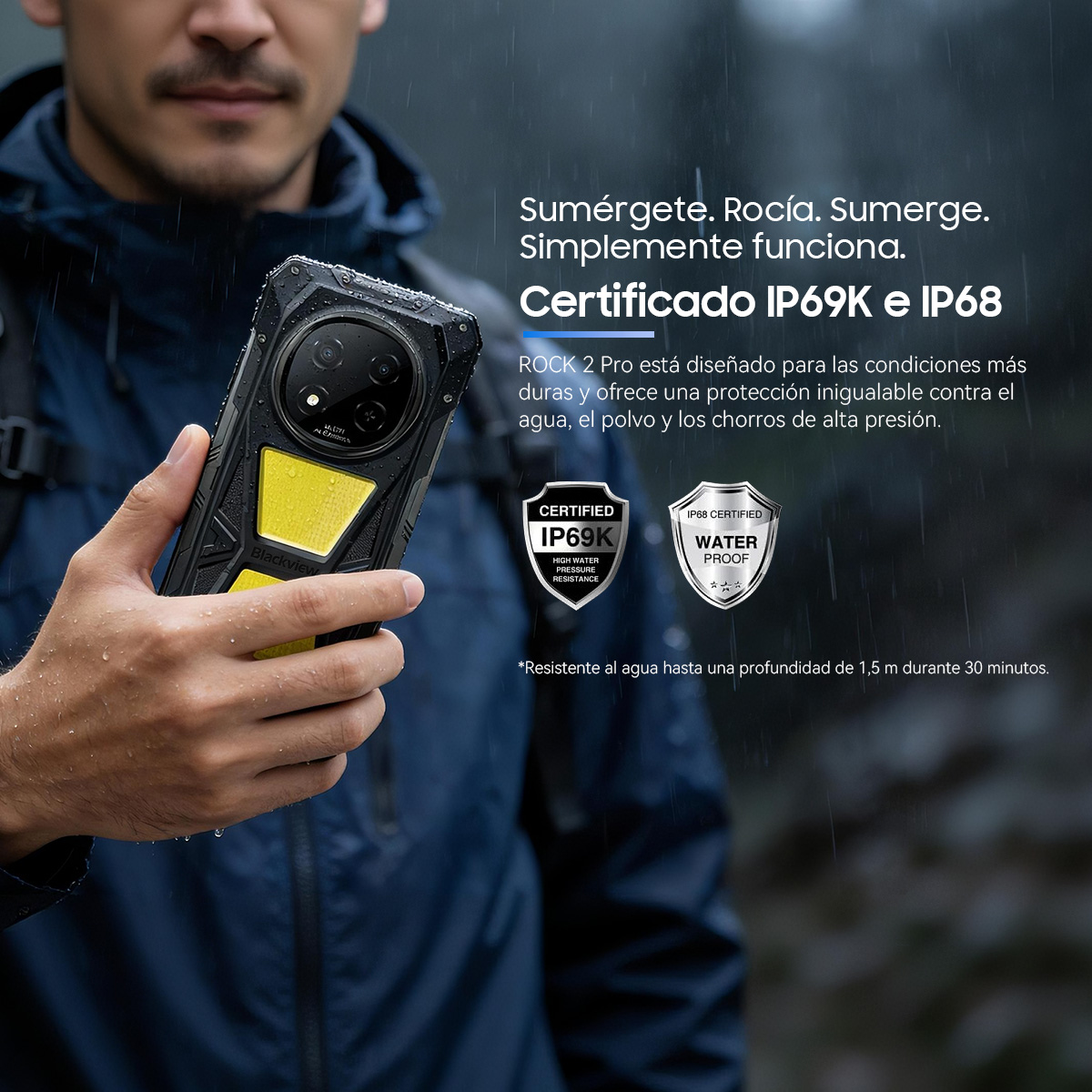 Hombre sostiene smartphone robusto con certificación IP69K/IP68 bajo lluvia.