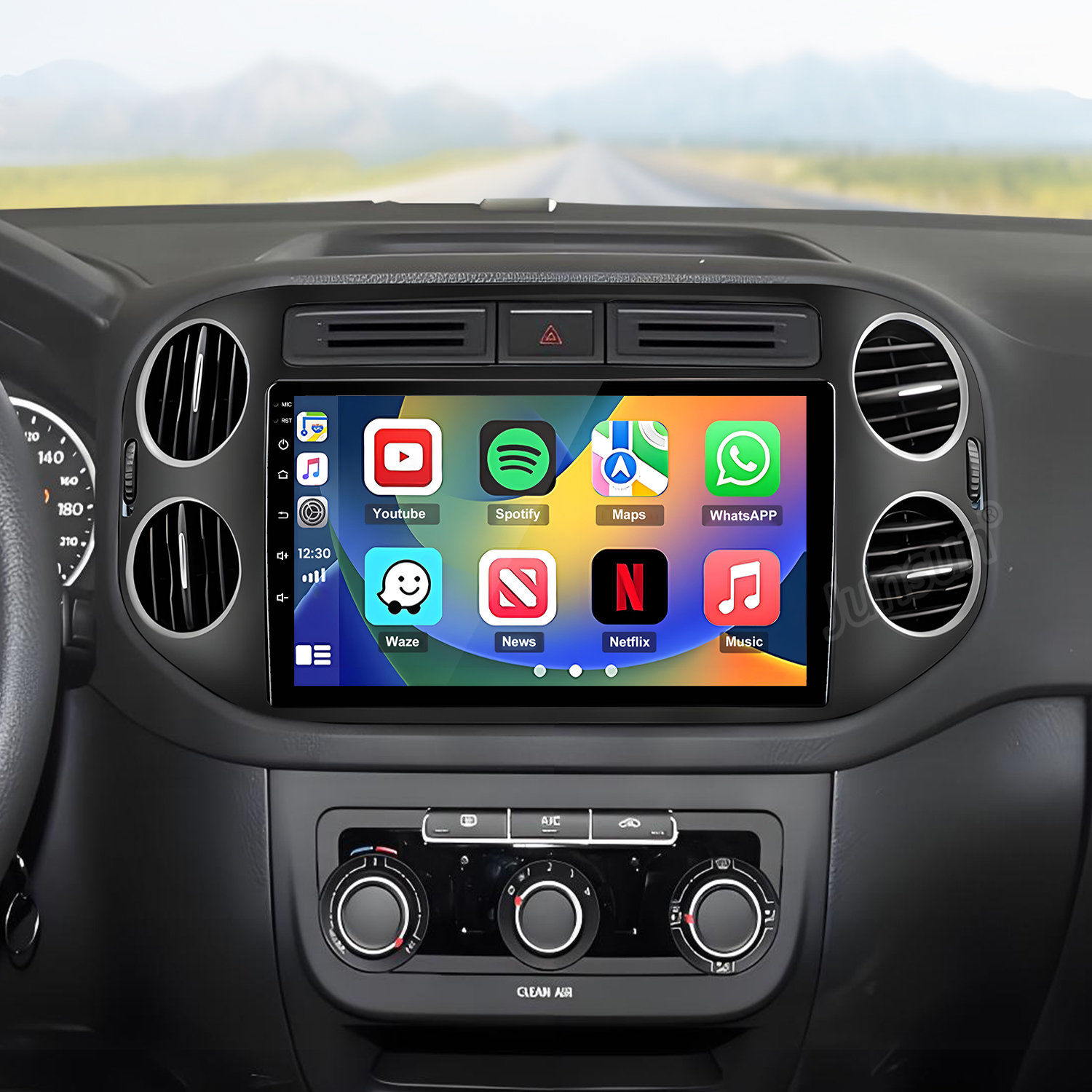 Salpicadero de coche con pantalla táctil que muestra apps como YouTube y Spotify.