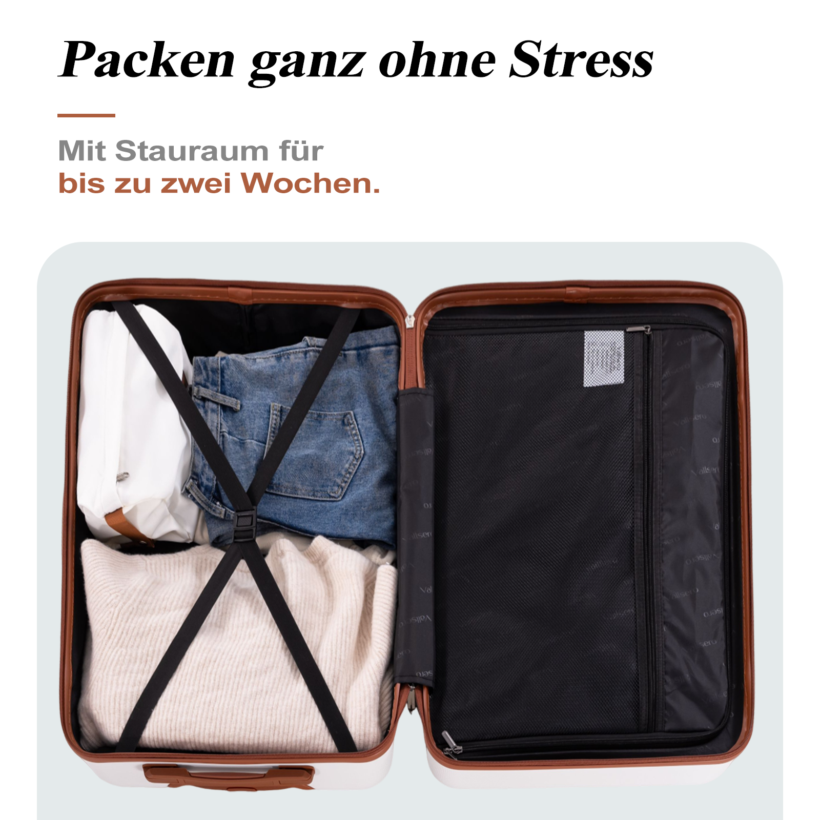 Offener Koffer mit Kleidung: Pullover, Jeans, weiße Tasche.