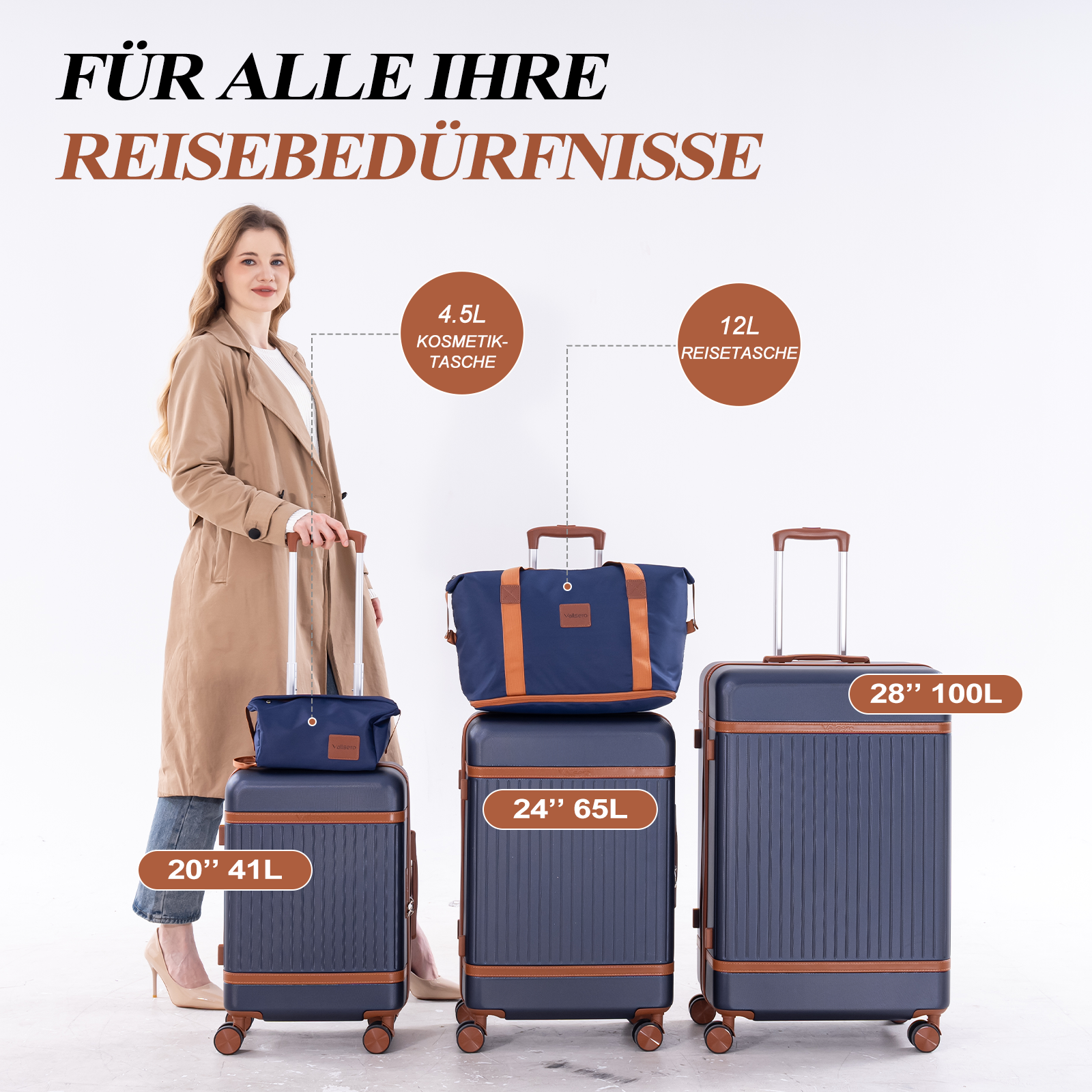 Eine Frau steht neben dunkelblauen Koffern und Reisetaschen in verschiedenen Größen.