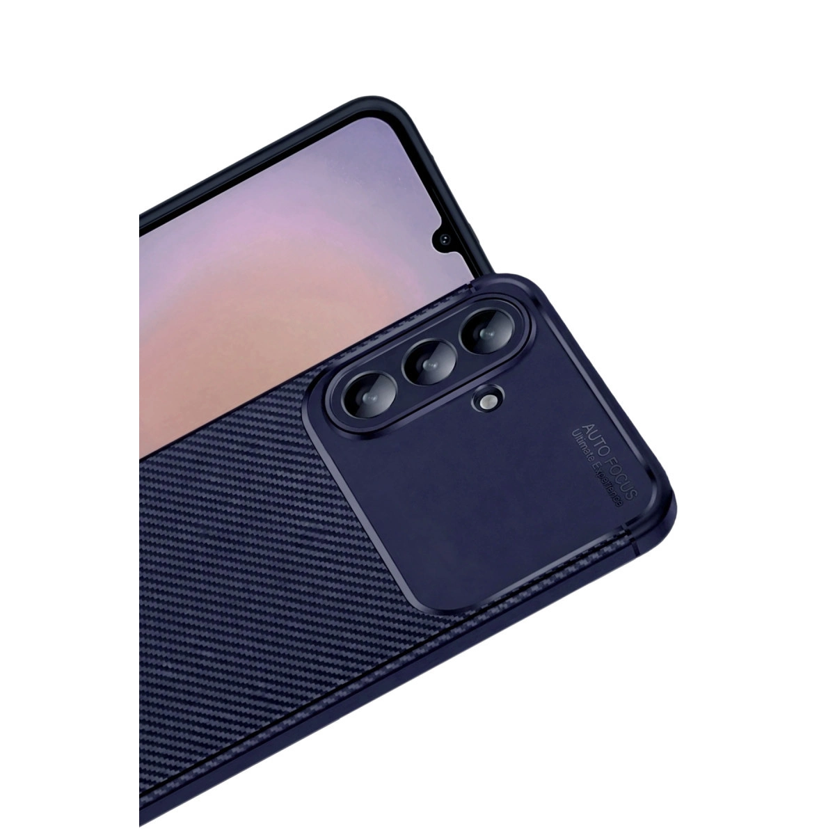 Karbon desenli kılıflı lacivert telefon ve üç kamera lensi.