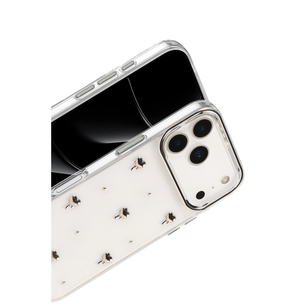 Beyaz arka plan üzerinde küçük gümüş kalpler olan şeffaf telefon kılıfı.