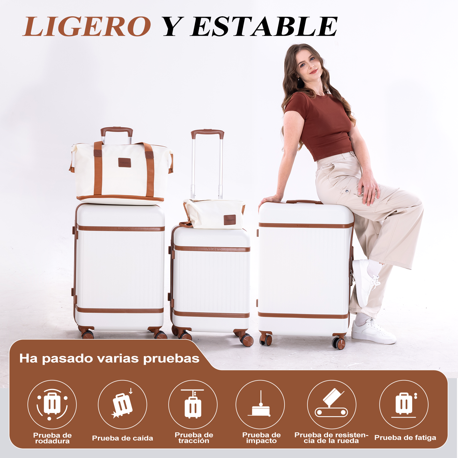 Una mujer se sienta en una maleta blanca. A su lado hay otras maletas.