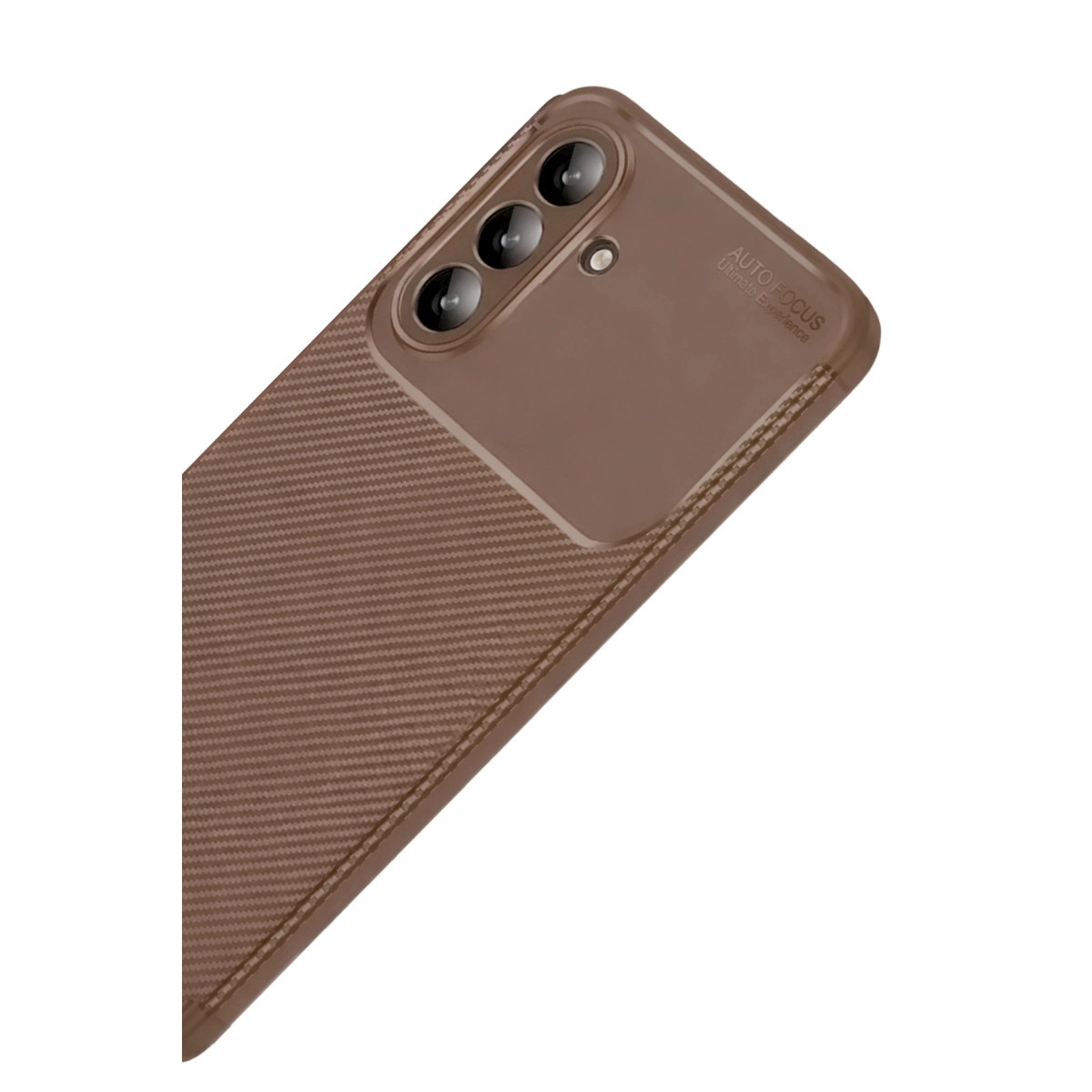 Karbon desenli, üç kameralı, odak yazılı kahverengi telefon kılıfı.