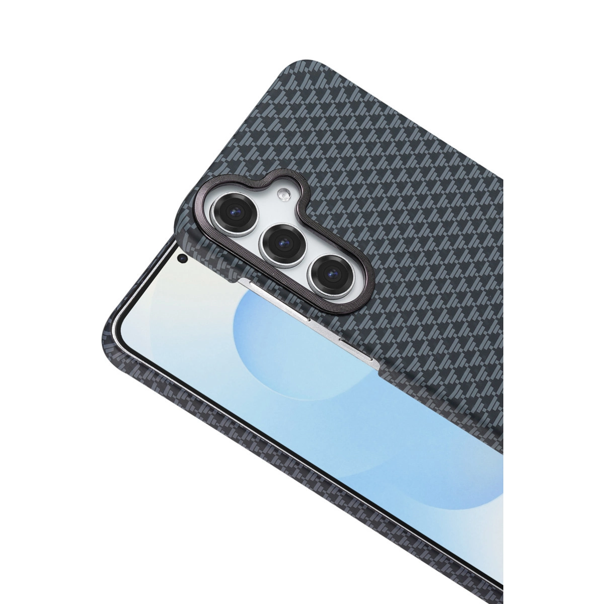 Desenli koyu gri telefon ve üç kamera
