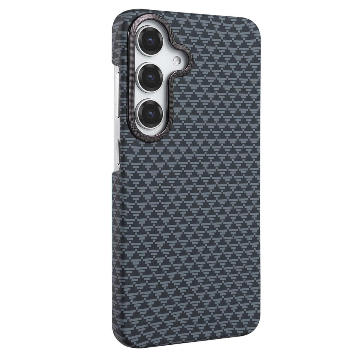 Desenli dokuya ve üç kamera lensine sahip koyu gri telefon kılıfı.