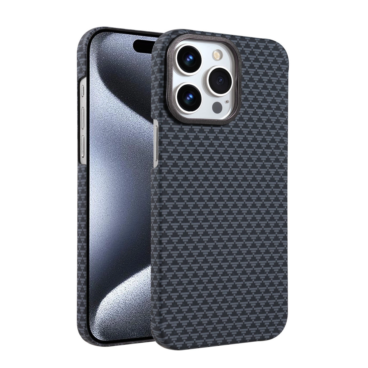 Karbon desenli kılıflı koyu gri telefon ve üçlü kamera.